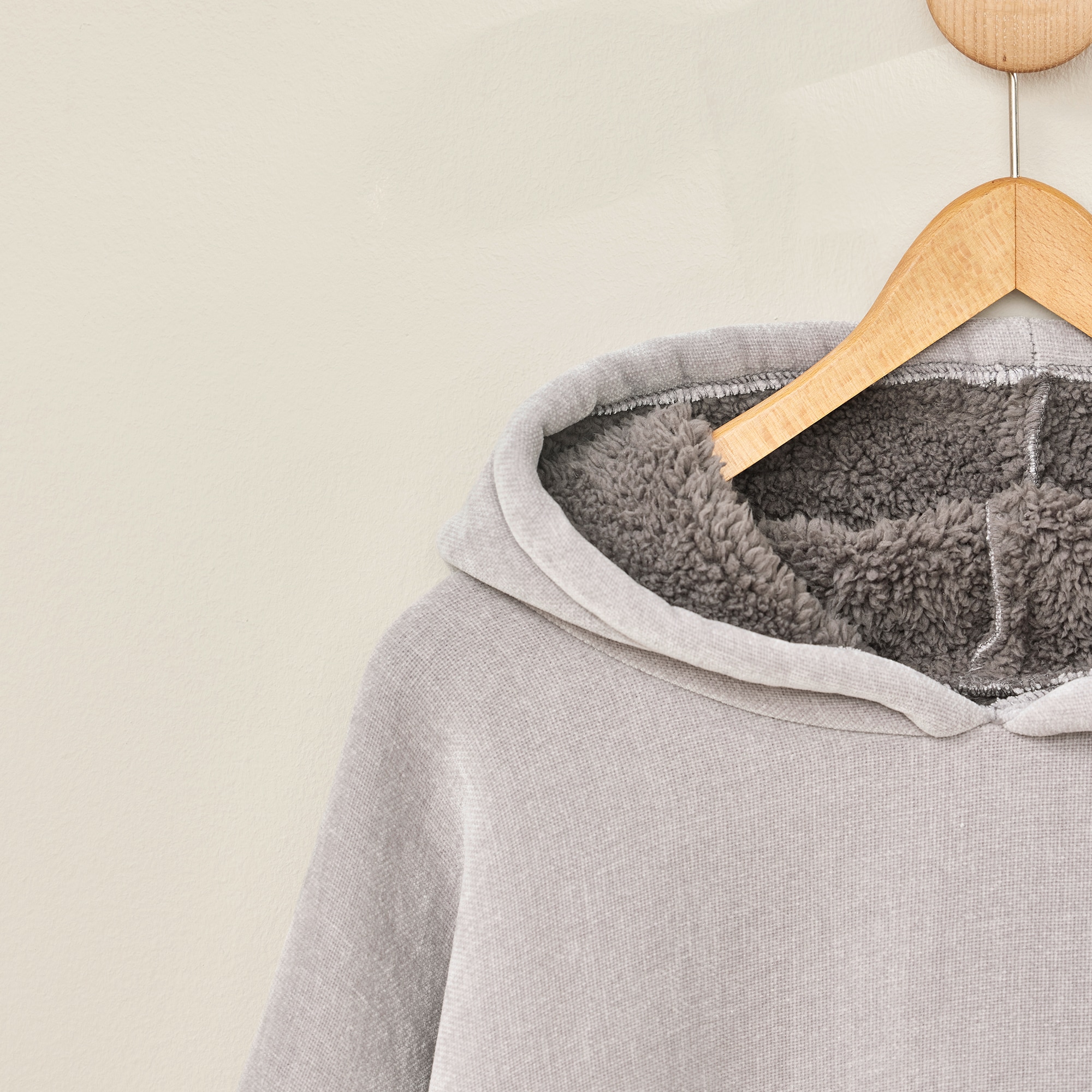 s.Oliver Wohndecke »s.Oliver Lounge Hoodie« mit Kapuze, Ärmeln und Tasche