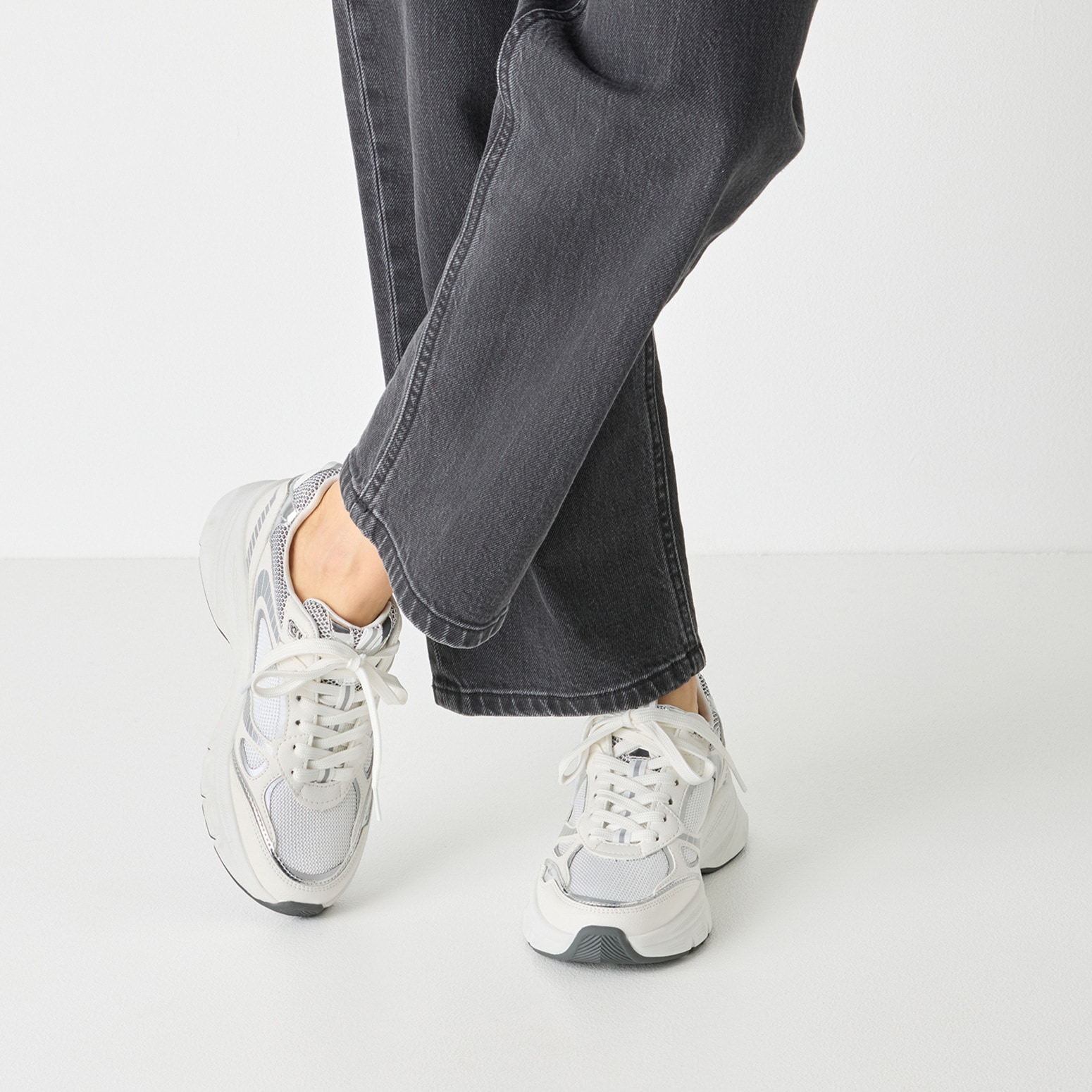 Tamaris Plateausneaker, Freizeitschuh, Halbschuh, Schnürer, Details in Metallicoptik