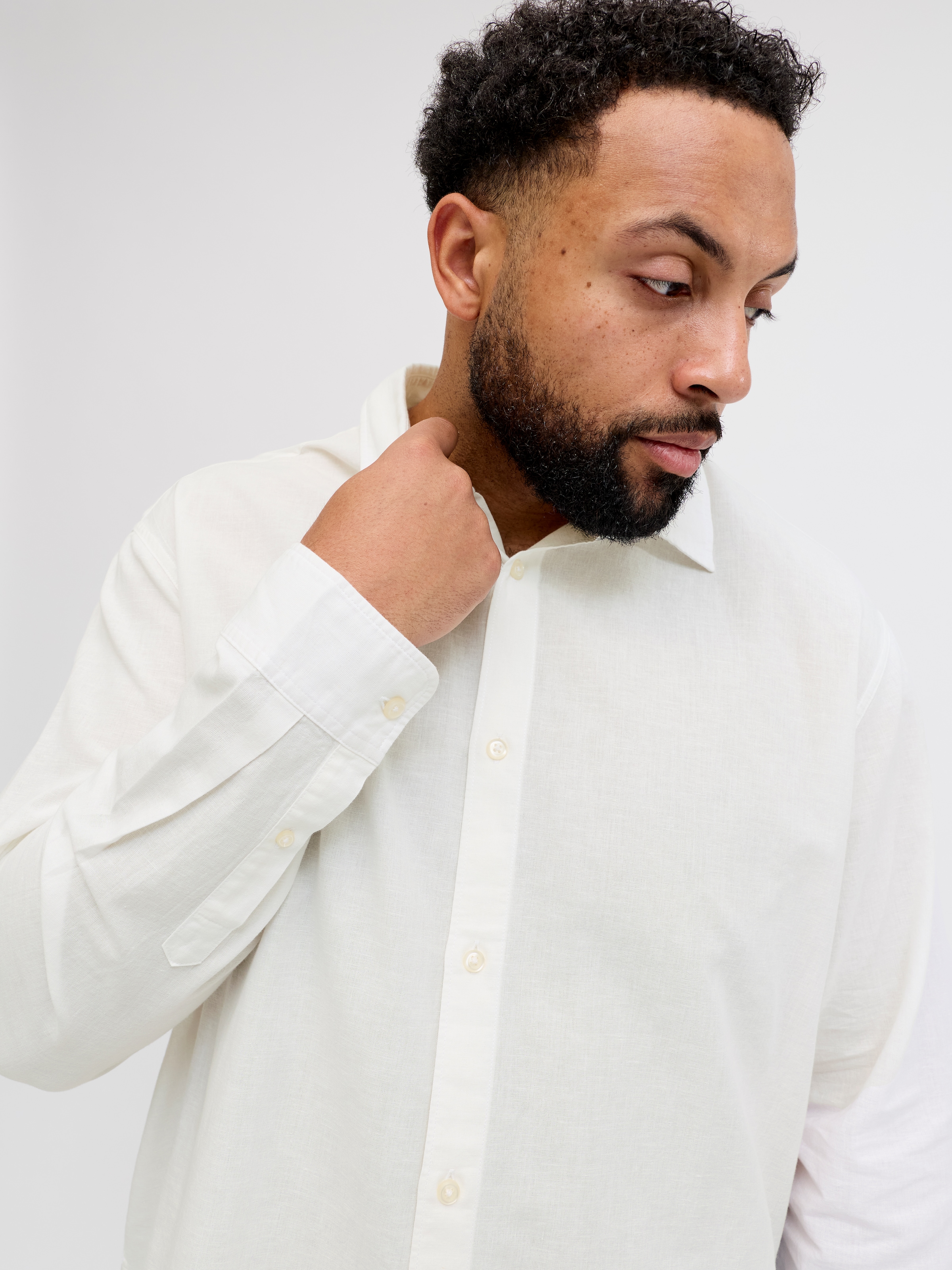 Jack & Jones PlusSize Langarmhemd »JJEBREEZE LINEN BLEND SHIRT L/S SN PLS« mit auffälliger Knopfleiste