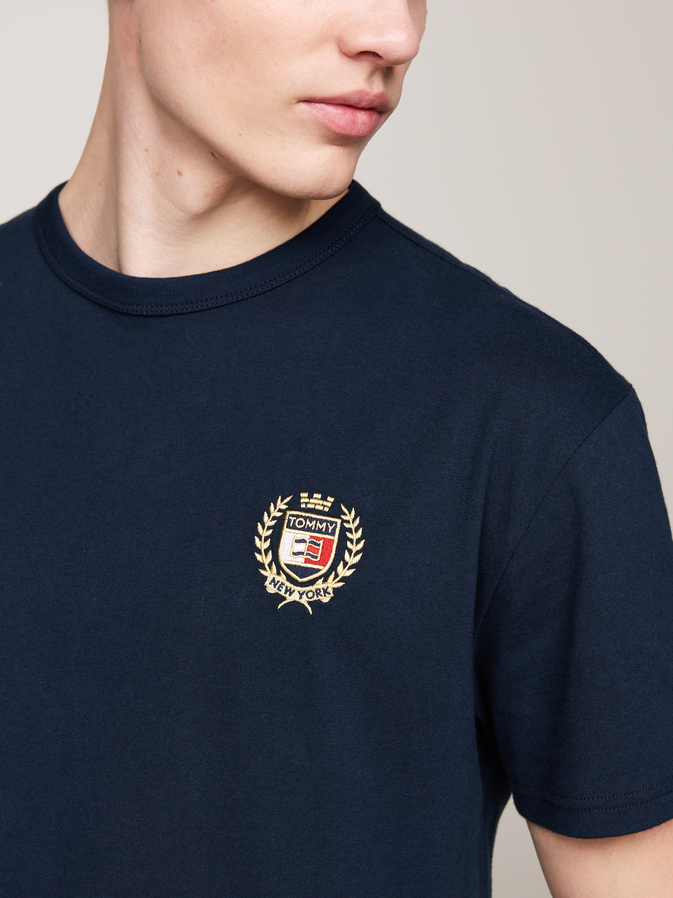 Tommy Jeans T-Shirt "TJM REG RWB CREST FLAG TEE EXT", besticktes Markenlogo günstig online kaufen