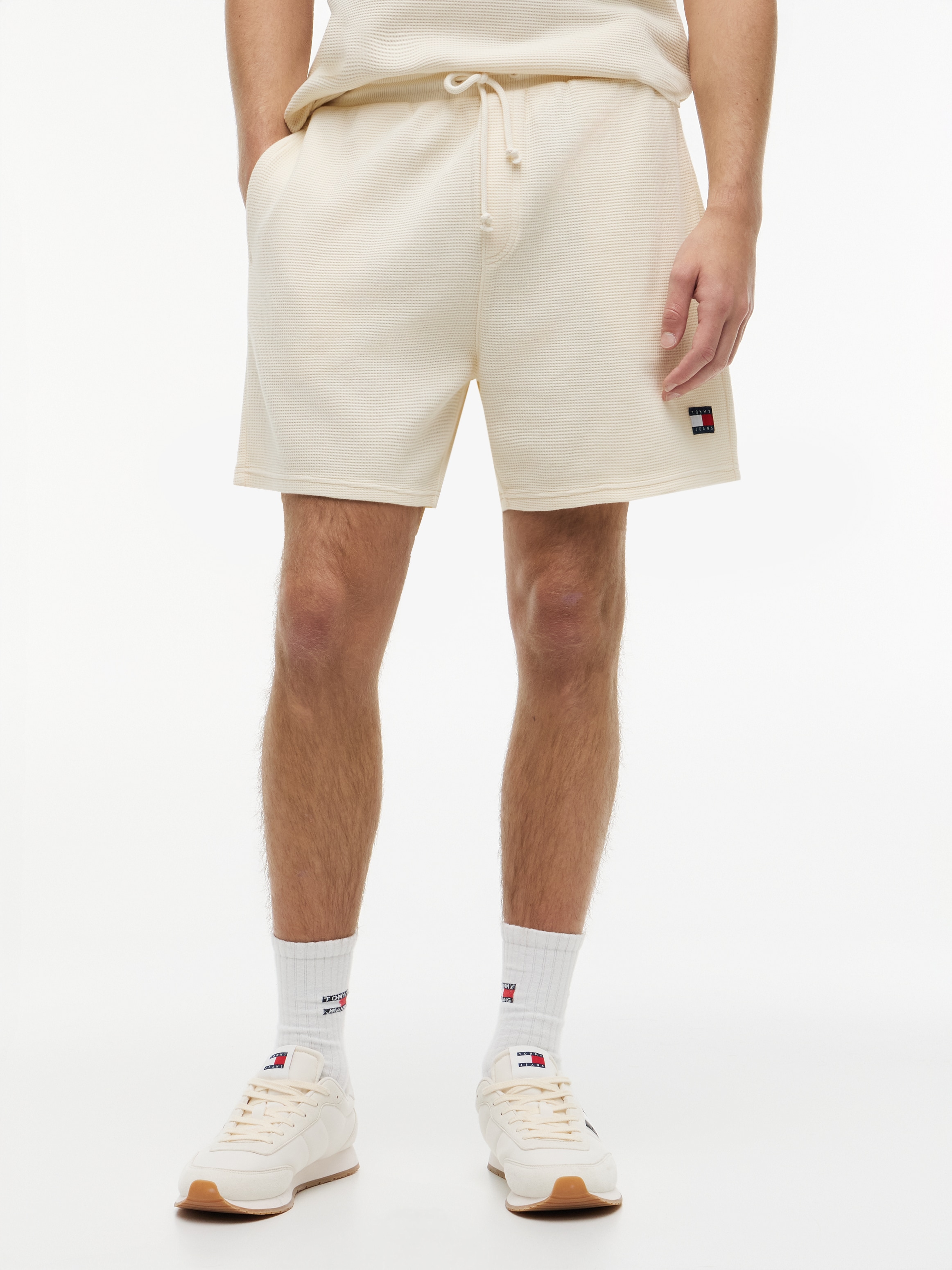 Tommy Jeans Sweatshorts "TJM WASHED WAFFLE BEACH SHORT" aus Waffelstrick und elastischem Bund