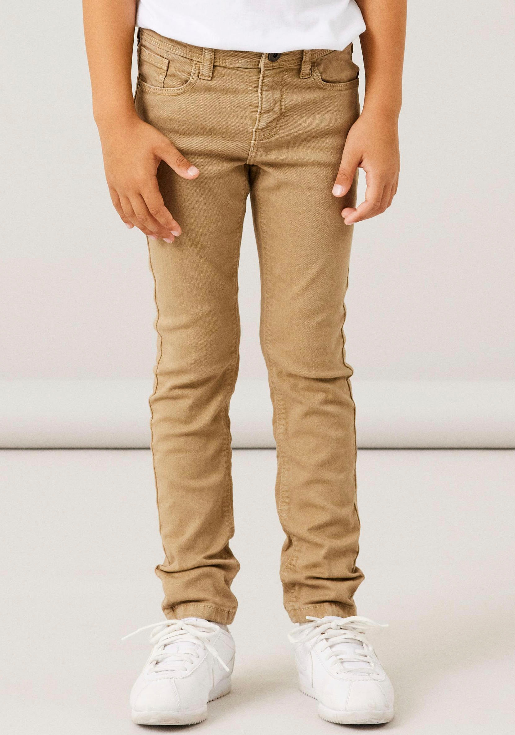 Röhrenhose NAME IT "NKMTHEO für Jungen mit verstellbarem Bund und schmaler Silhouette", Jungen, Gr. 164, N-Gr, braun (kelp), Twill, Obermaterial: 98% Baumwolle, 2% Elasthan, unifarben, slim fit knöchellang, Hosen, slim fit, Twill, Reißverschluss, uni