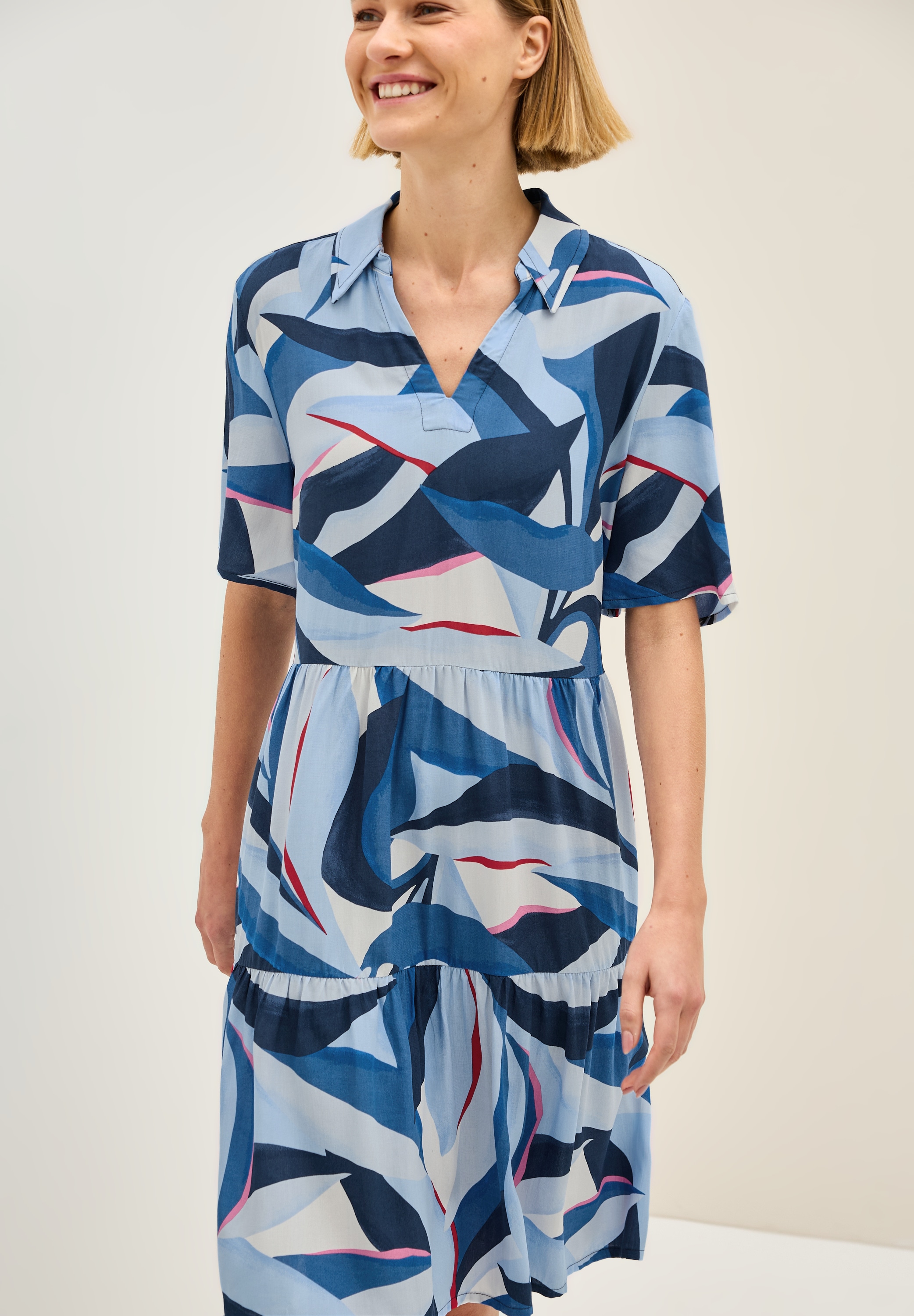 Cecil Volantkleid, Sommerkleid mit grafischem Muster, V-Ausschnitt und lockerer Passform