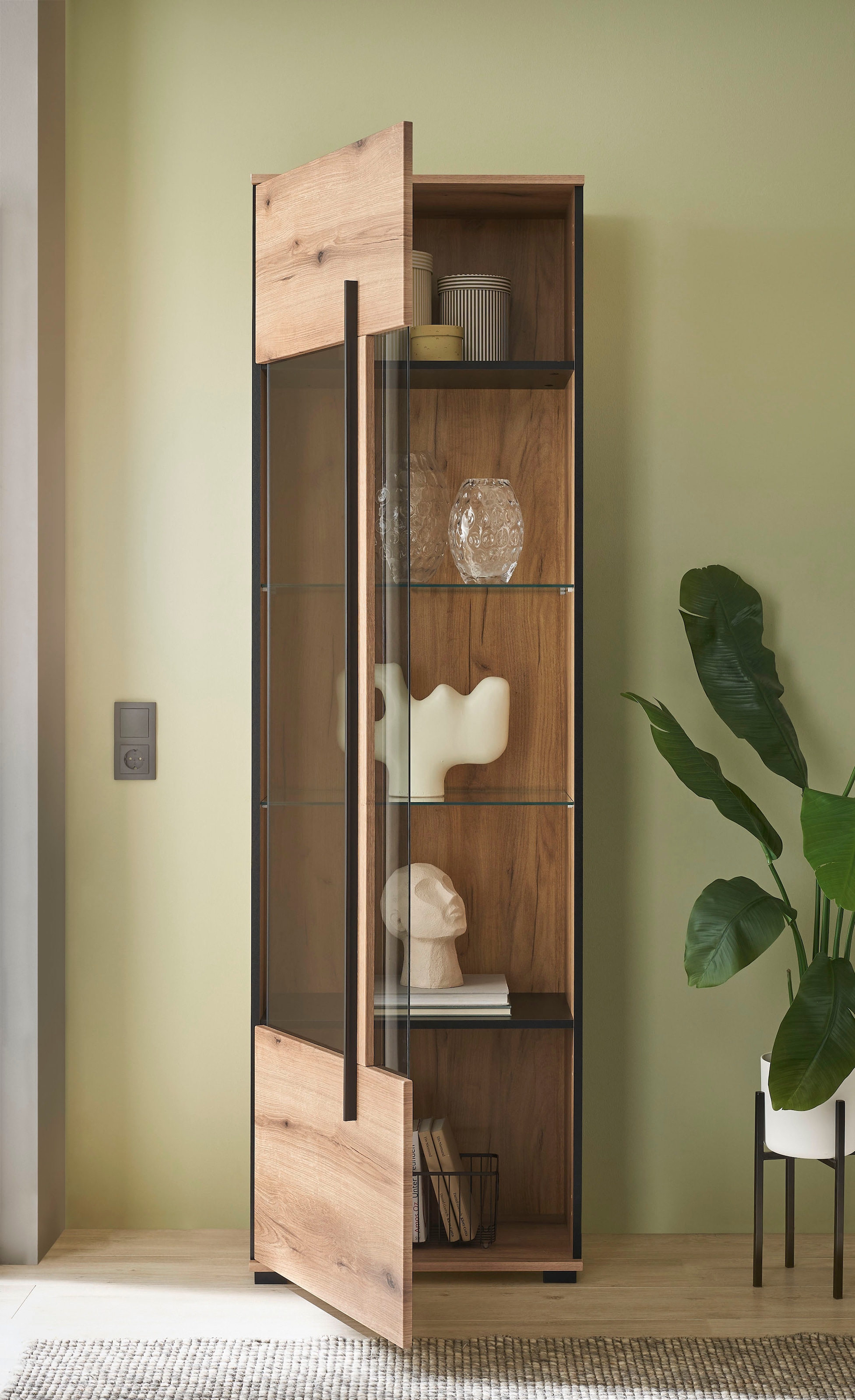 INOSIGN Vitrine »Cantara, Vitrinenschrank in Eiche Evoke oder weiß, Standvitrine«, schwarzer Stangengriff, ausreichend Stauraum, vielseitig einsetzbar