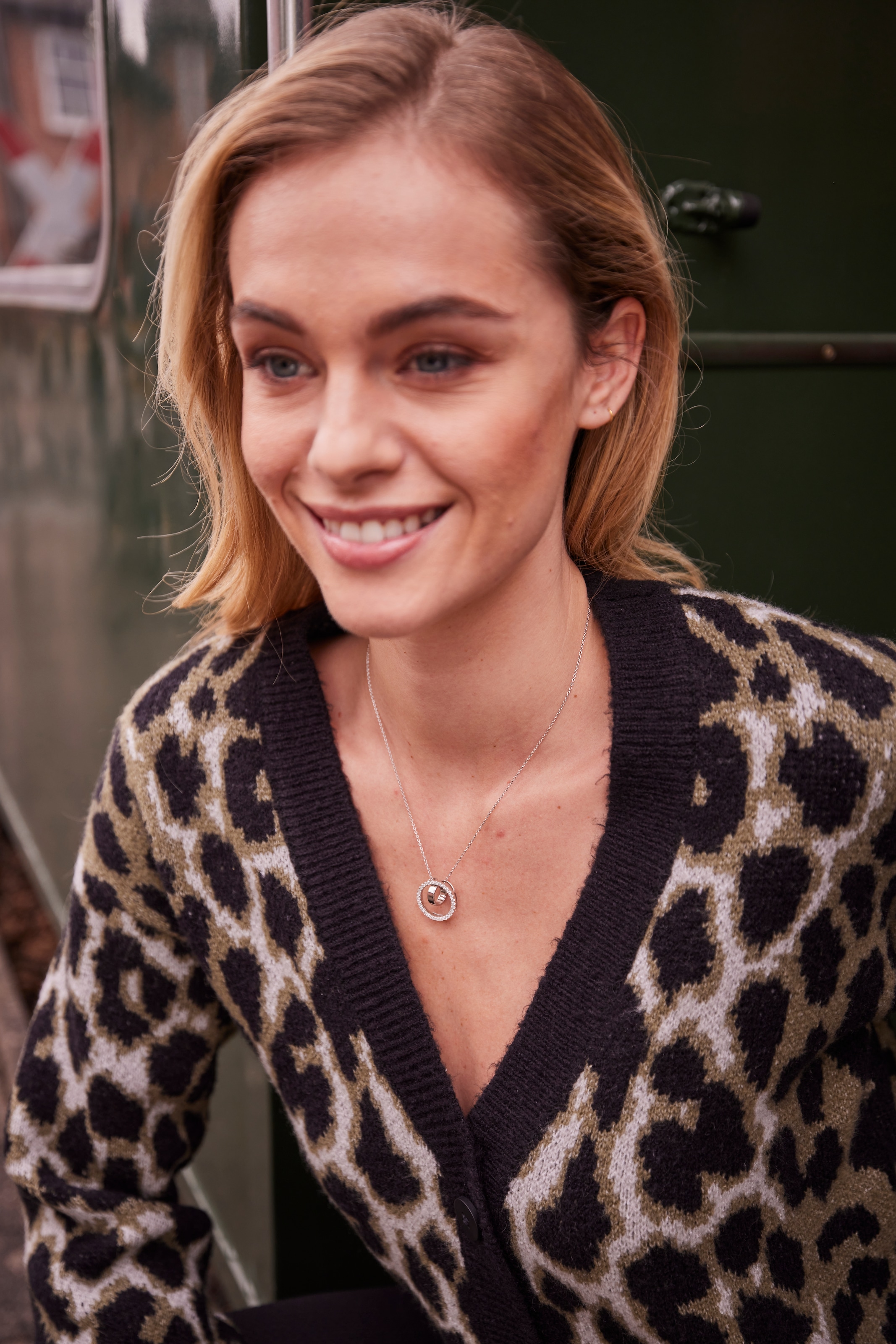 Aniston CASUAL Strickjacke, im trendfarbigen Leo-Muster - NEUE KOLLEKTION