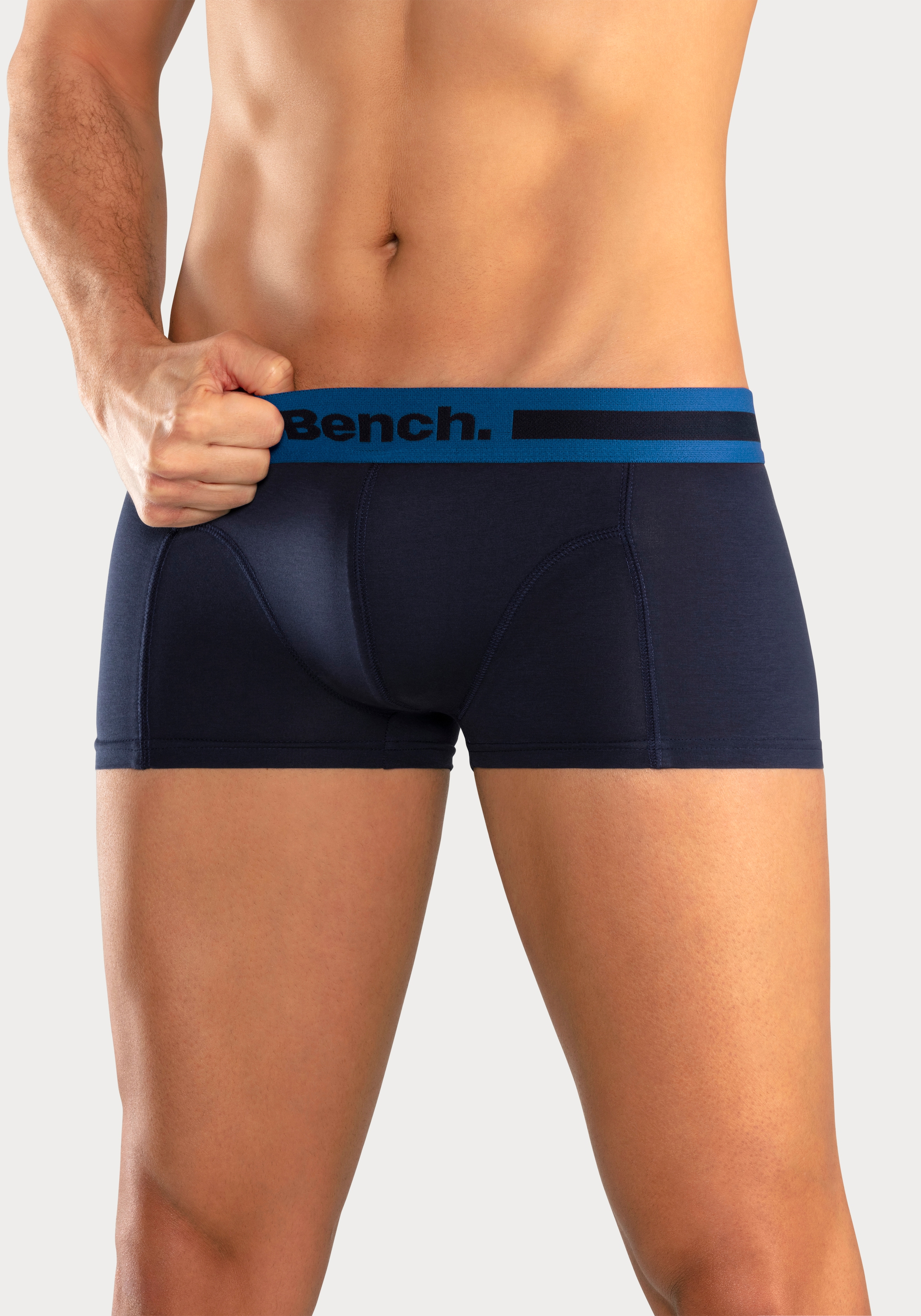 Bench. Boxershorts, (Packung, 4 St.), in Hipster-Form mit Overlock-Nähten vorn