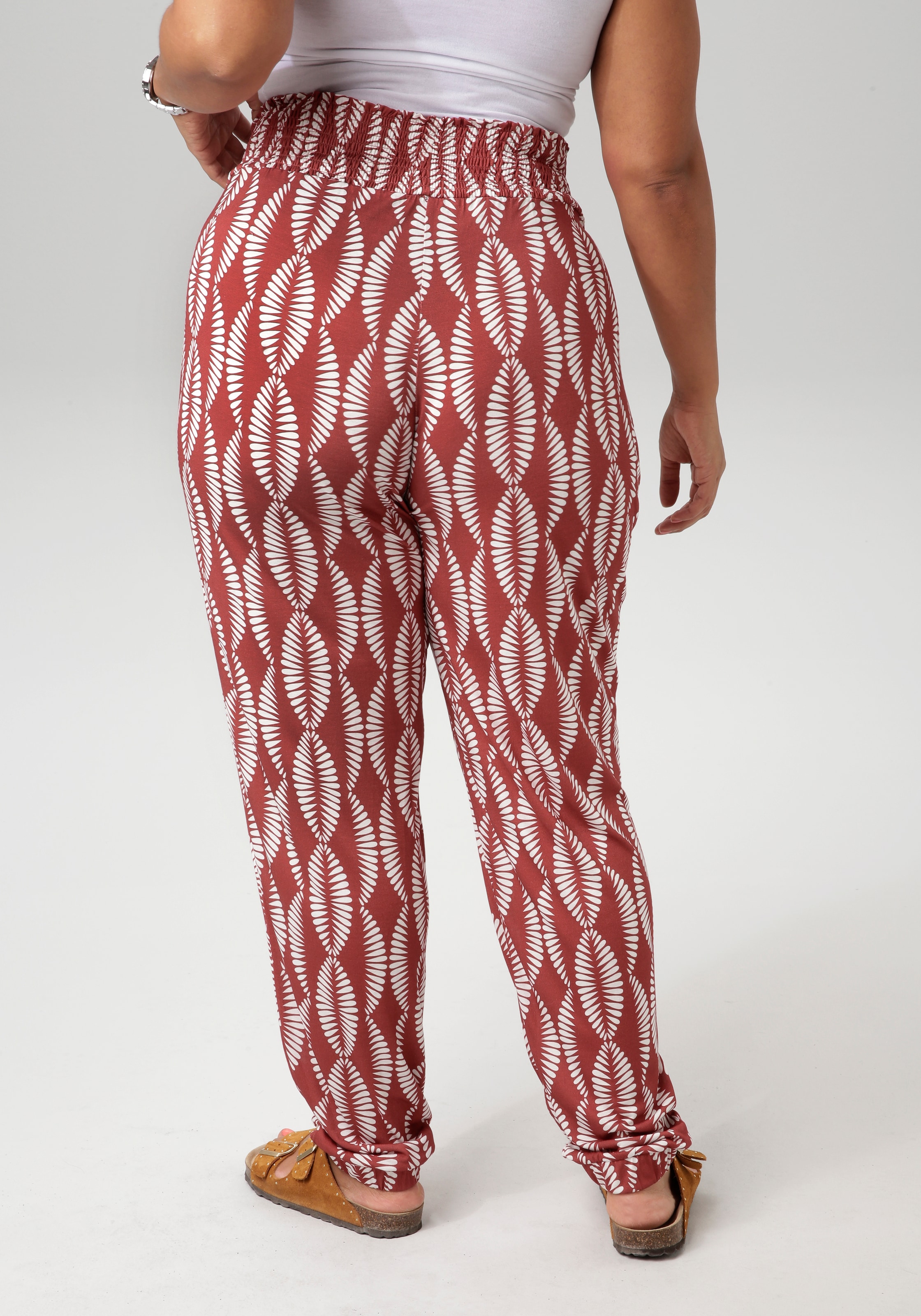 Aniston PLUS Schlupfhose, mit grafischen Blättern bedruckt - NEUE KOLLEKTION