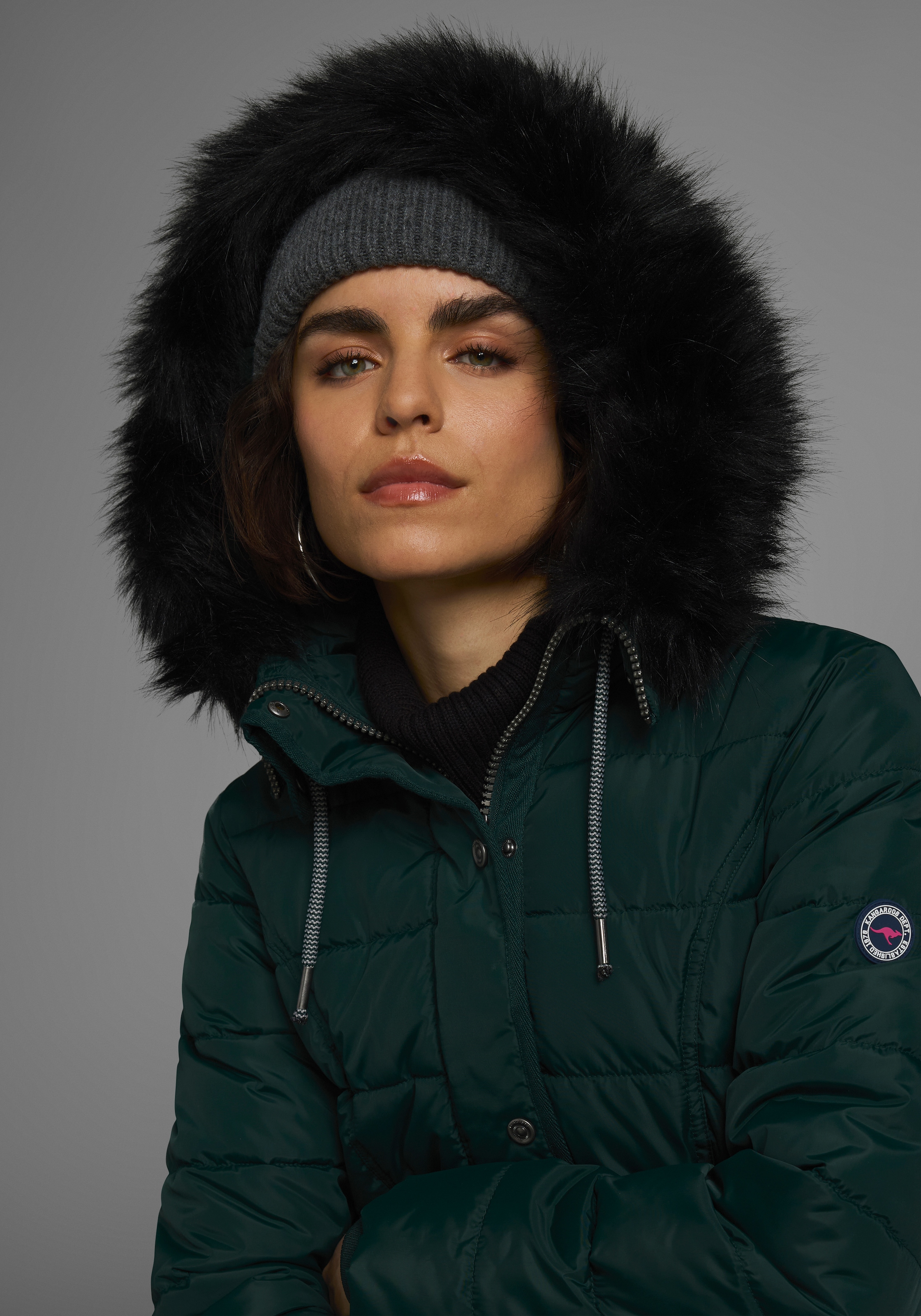 KangaROOS Steppjacke, mit Kapuze, figurbetonter Schnitt, mit Reißverschlusstaschen