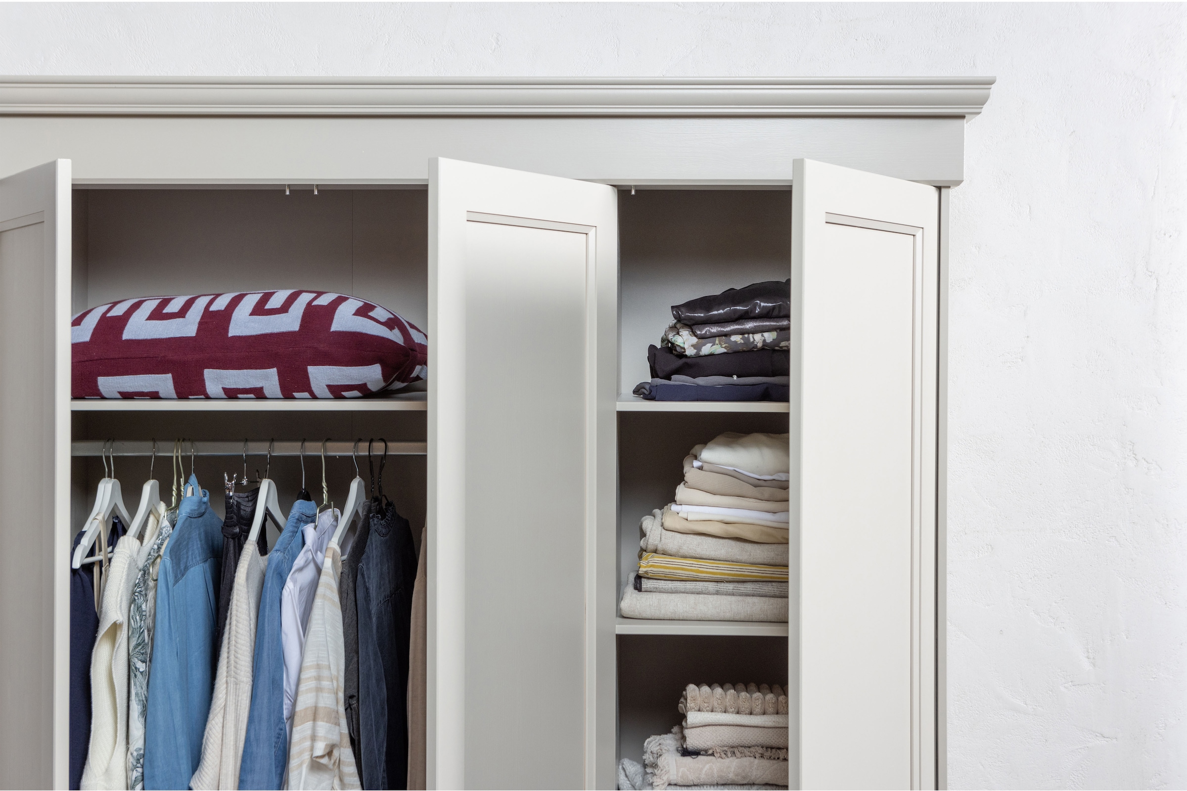 WOOOD Kleiderschrank »WOOOD OLIVIA KLEIDERSCHRANK KIEFER DUST [fsc]« Kleiderschrank Olivia, FSC-Kiefer, viel Stauraum, erweiterbar