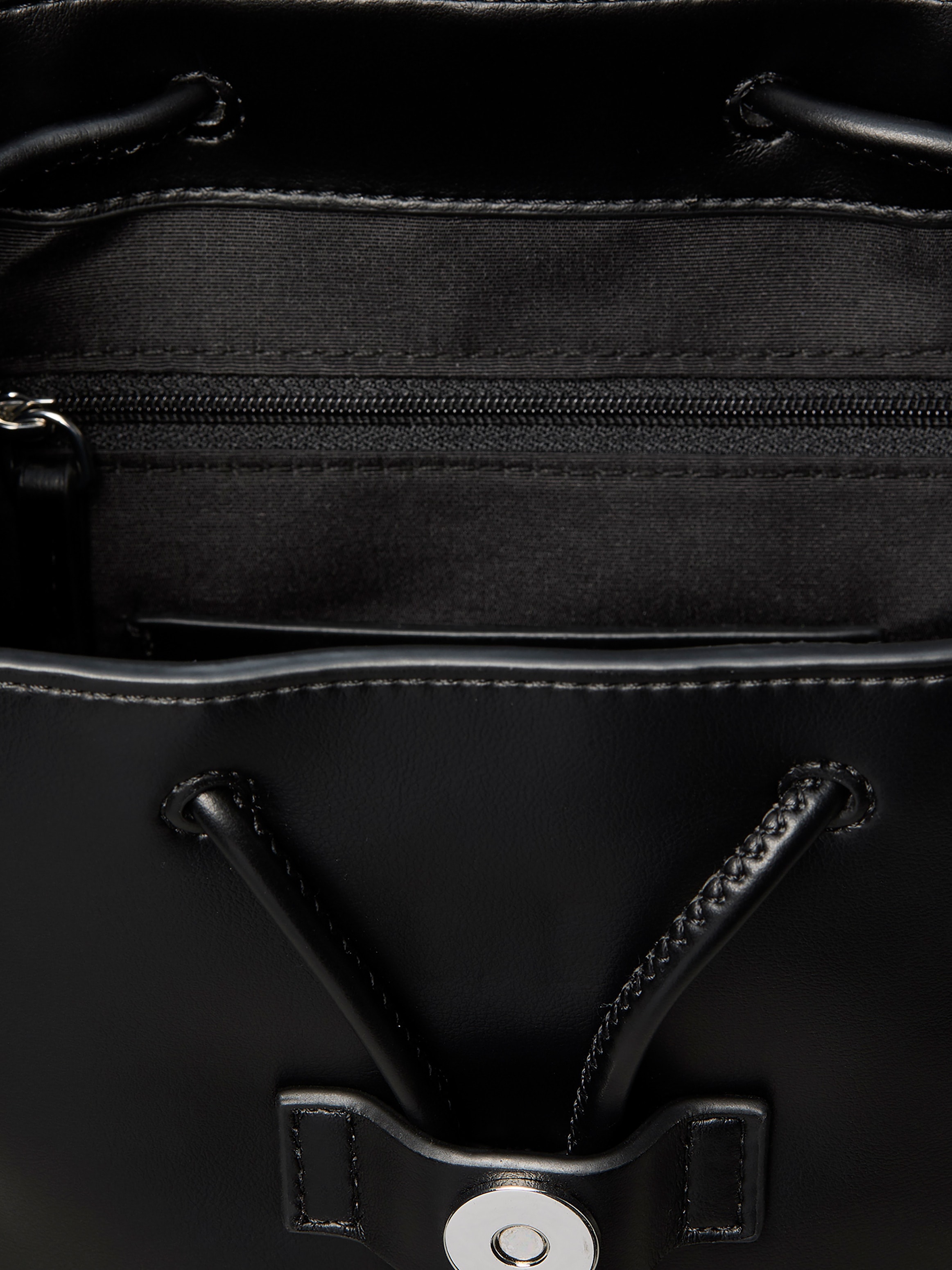 Calvin Klein Cityrucksack »BOLD CK FLAP MINI BACKPACK« Mini Rucksack, Kordelzug, Freizeitrucksack mit CK-Logo