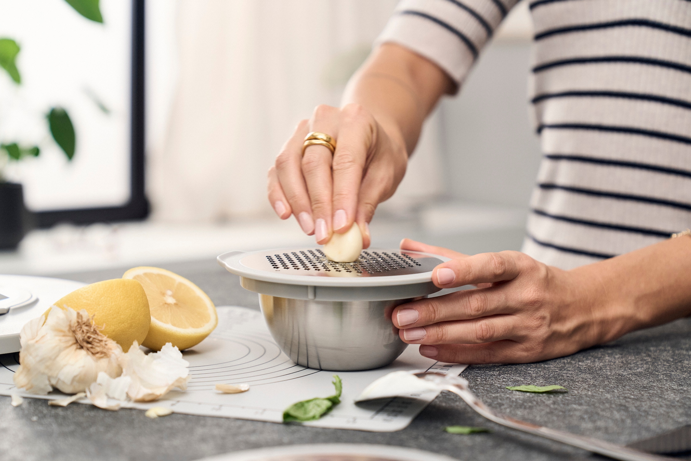Zwilling Schüssel »Fresh & Save BOWLS - Zubehör-Set, Accessoire-Set, 5-teilig«, 5 tlg., aus Kunststoff, Spritzschutz, 3 Reibeaufsätze, backofenfeste Anti-Rutsch-Silikonmatte