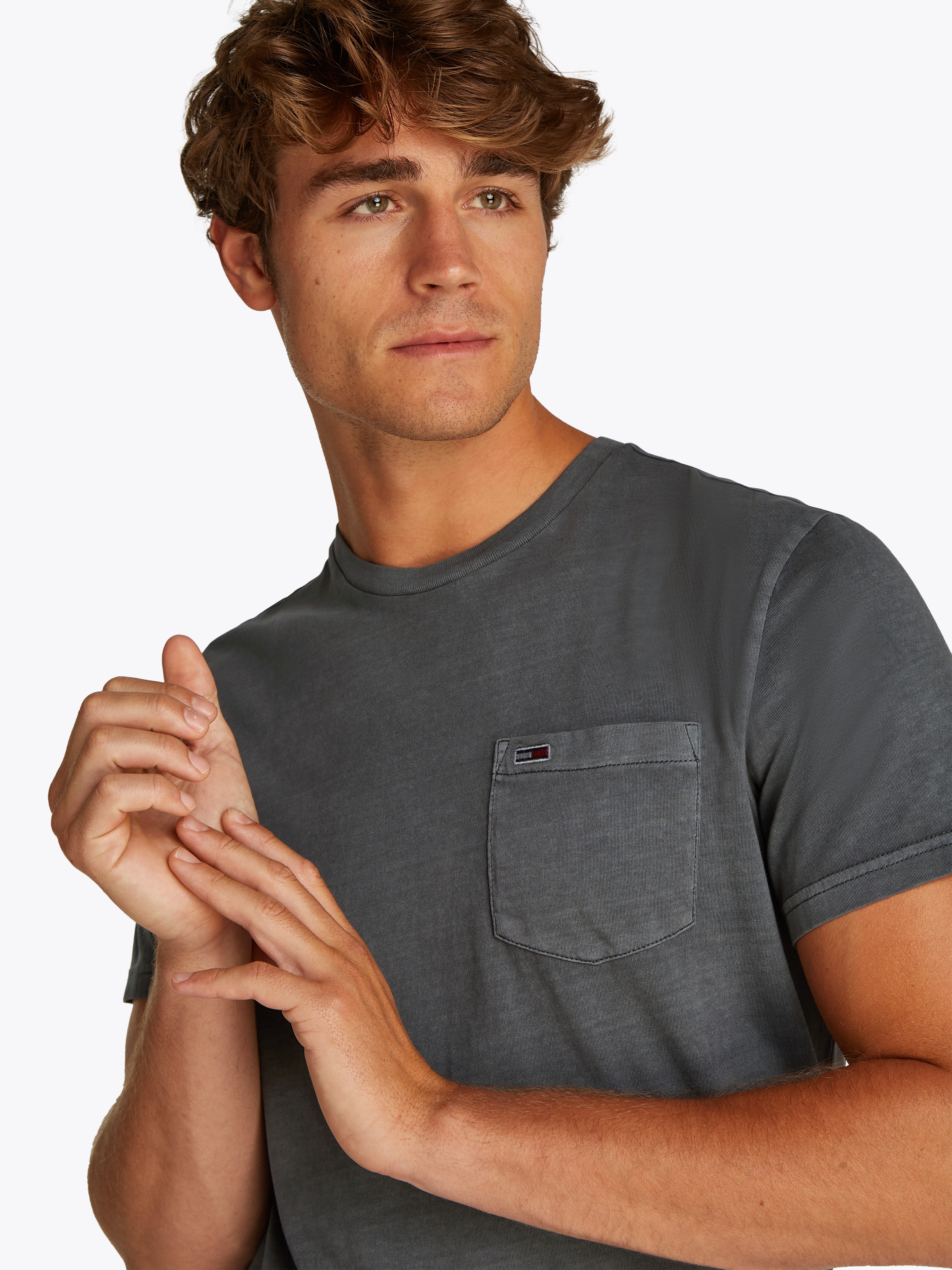 Tommy Jeans T-Shirt »TJM SLIM WASHED POCKET TEE«, in leicht gewaschener Optik