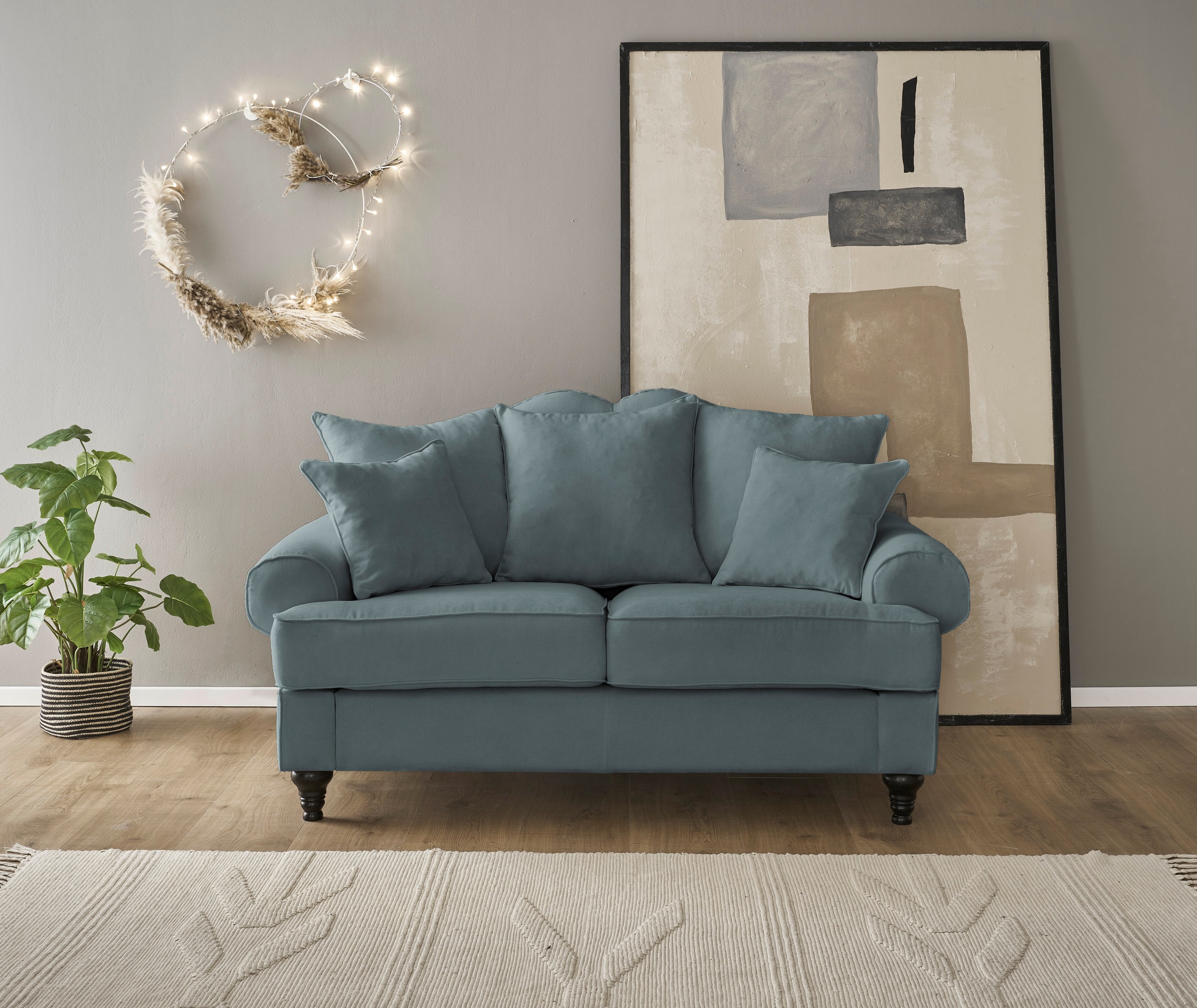 OTTO home 2-Sitzer "Westminster, Sofa im Landhausstil, Couch mit Zierkissen" Federkern-Polsterung, gedrechselter Fuß, hochwertiger Microfaserbezug