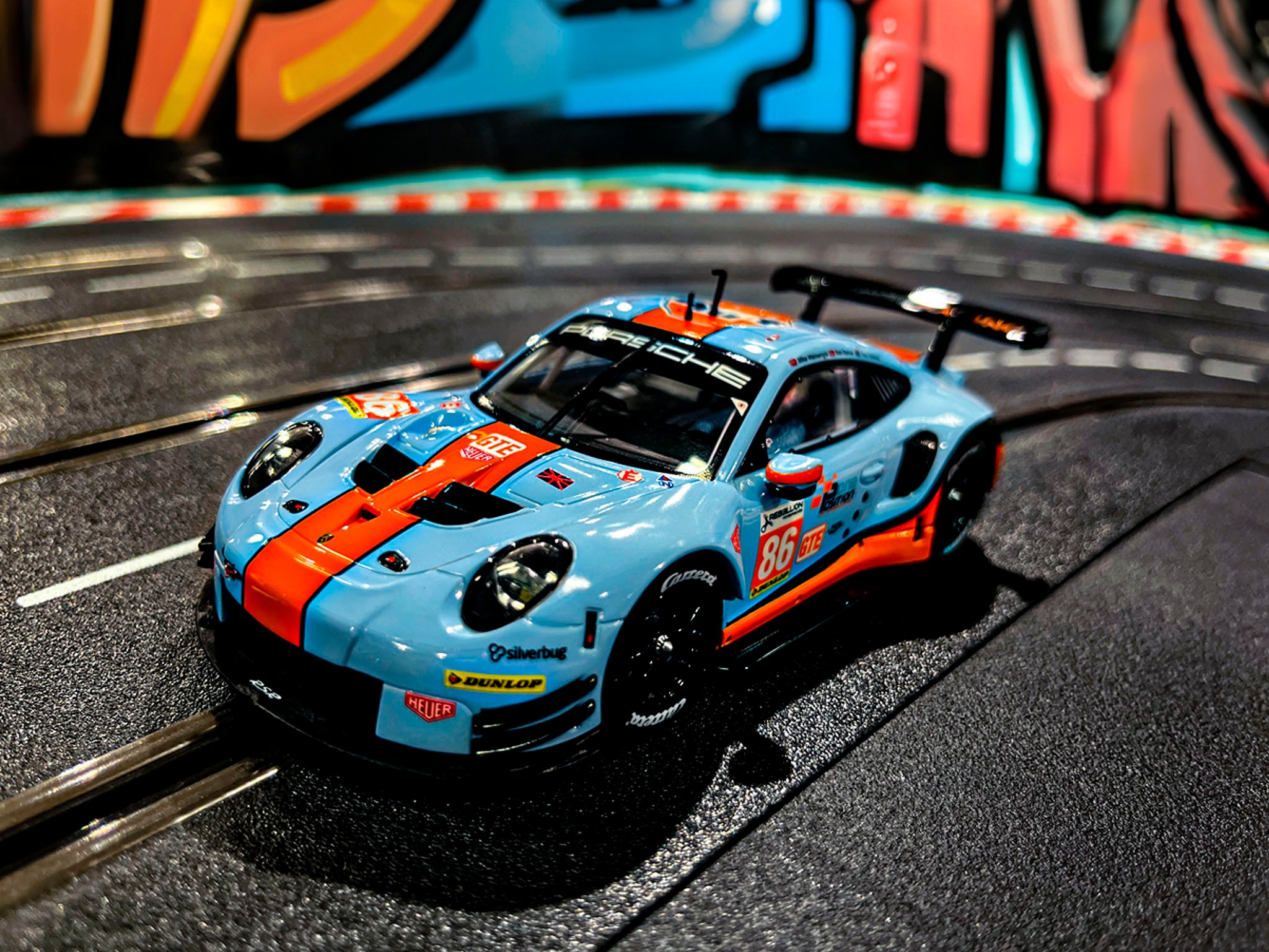 Carrera® Rennbahn-Auto »Porsche 911 RSR "Gulf Racing, Mike Wainwright, No.86"«, Silverstone 2018; mit Lichteffekt