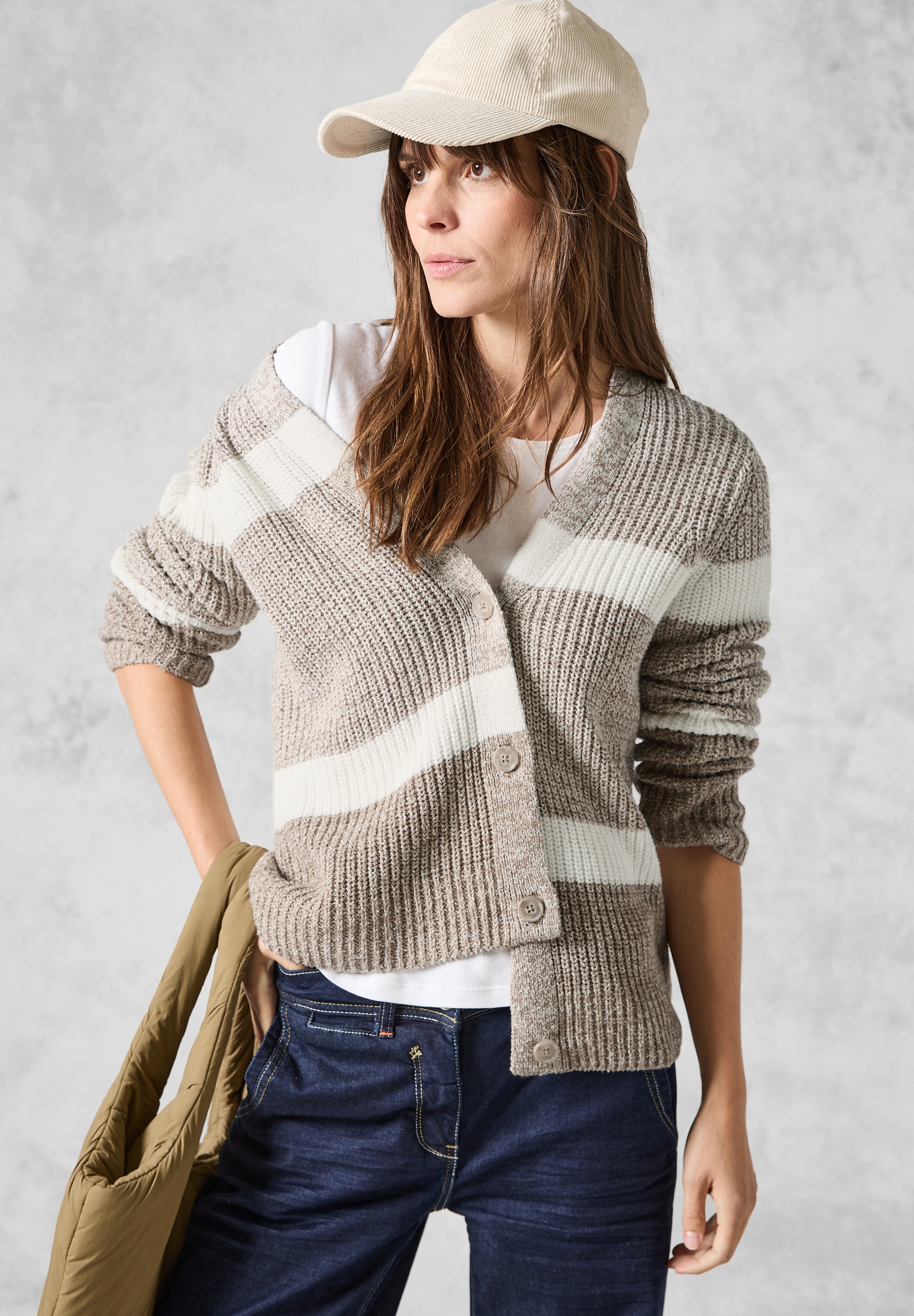 Cecil Kardiganas su V-Ausschnitt