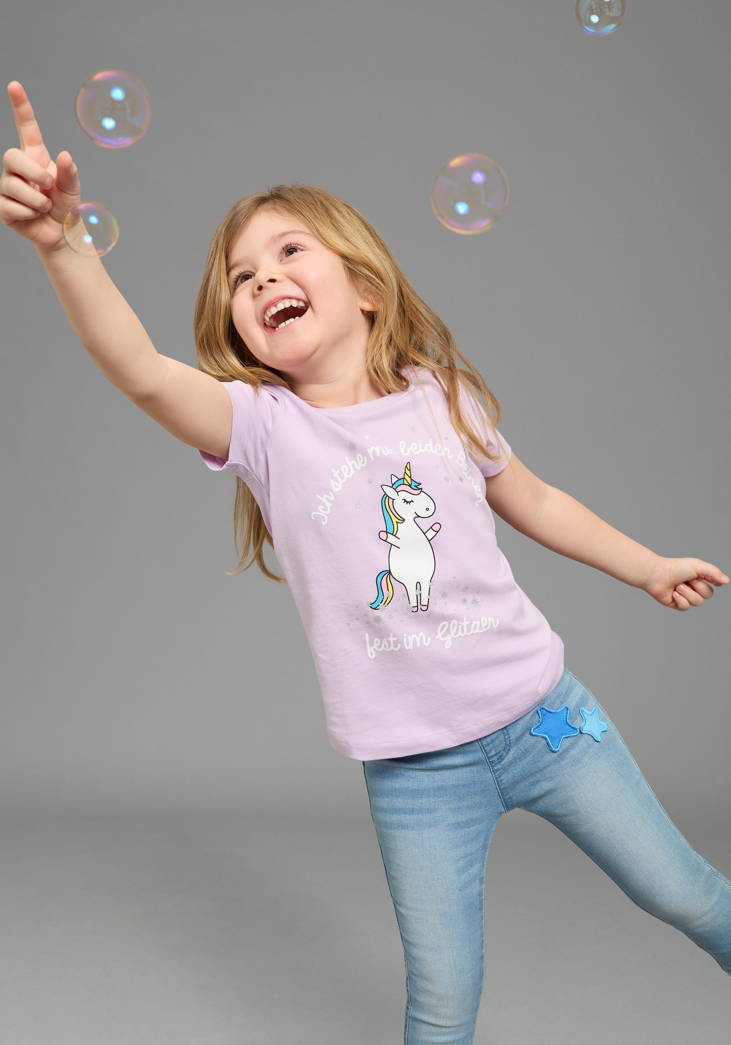 KIDSWORLD T-Shirt "Mit Einhorn-Druck und Glitzereffekten" mit stylischem Einhorn-Print