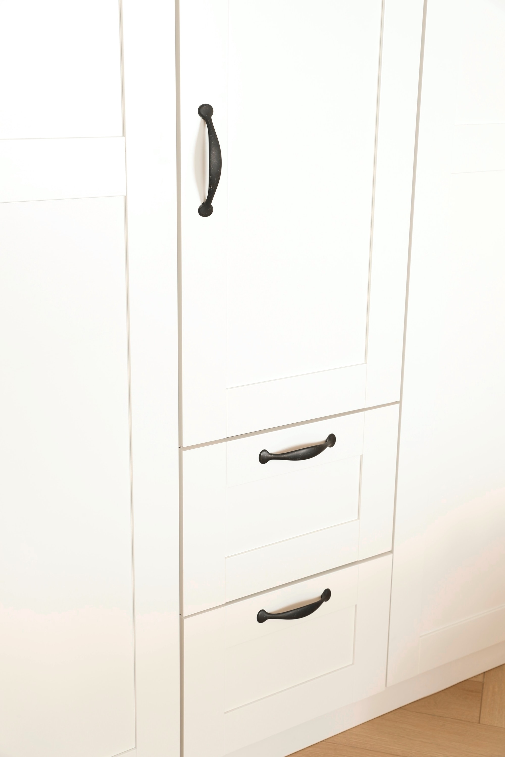 rauch Drehtürenschrank »Cottage by Quadra Spin«, in skandinavischem Landhausstil, mit Schubladen