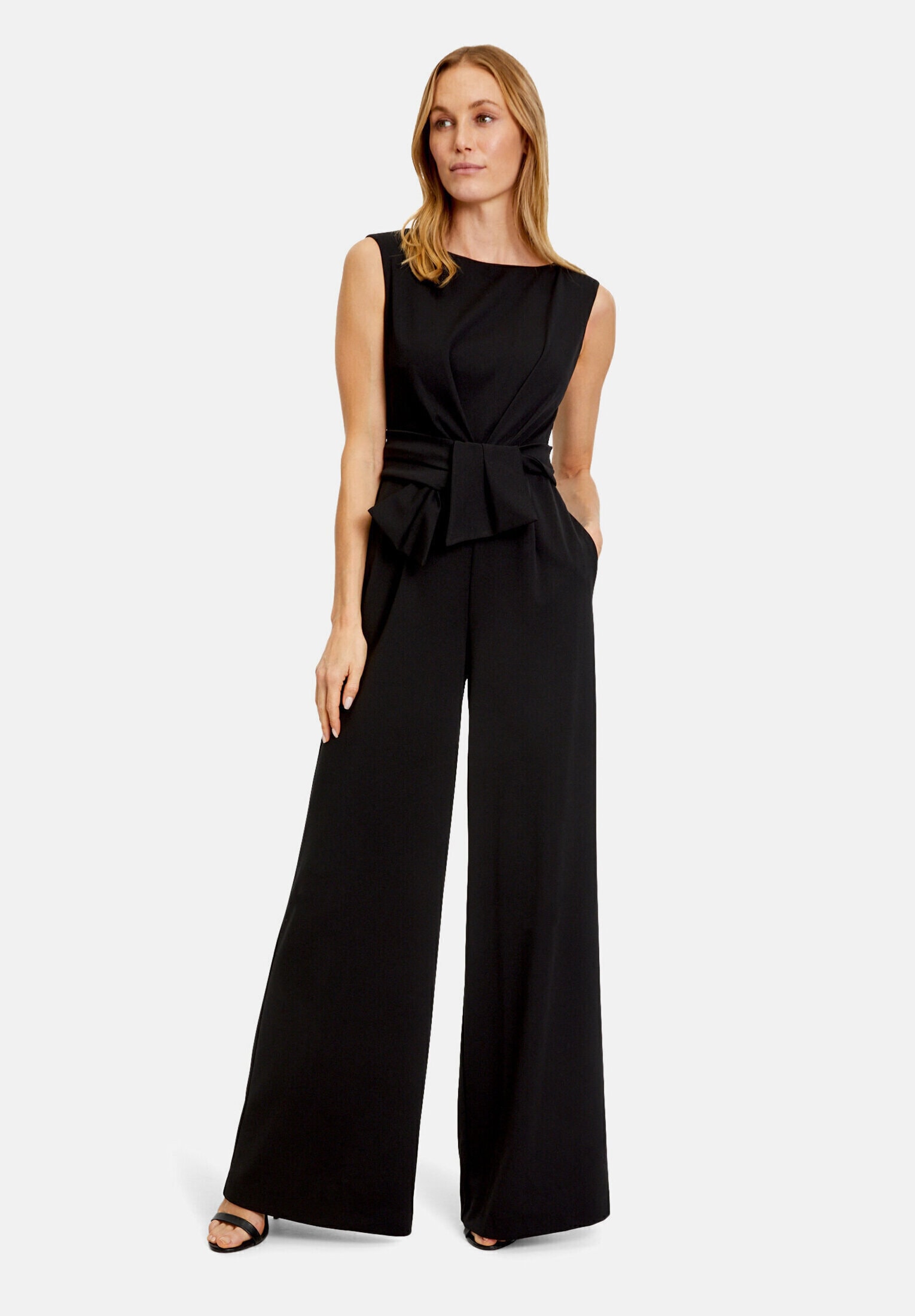 Vera Mont "Damen mit weitem Bein" 1 Bunddetail