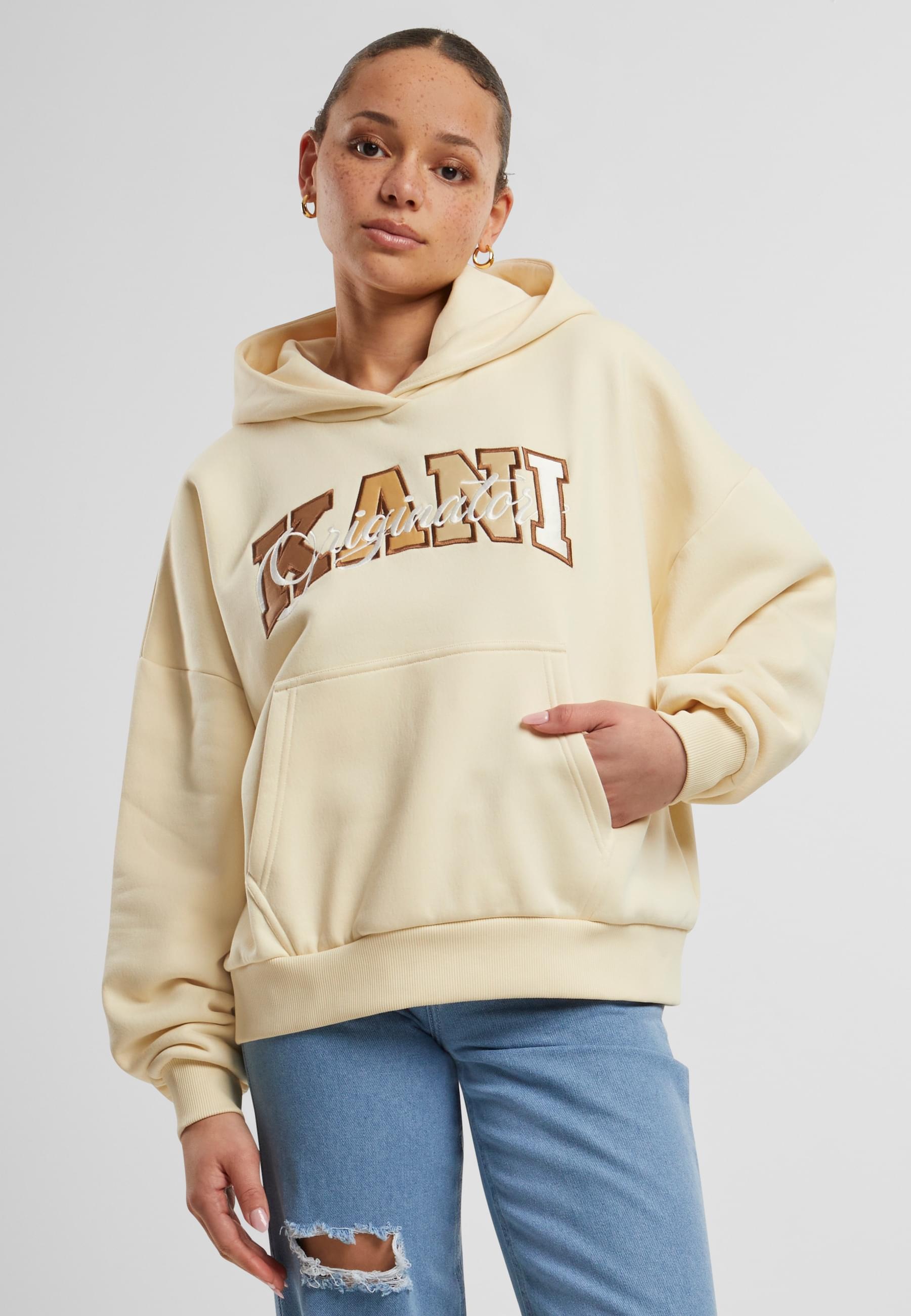 Karl Kani Kapuzenpullover »Karl Kani Damen KW242-030-2 Karl Kani Serif Originator Os Hoodie«, (1 tlg.)