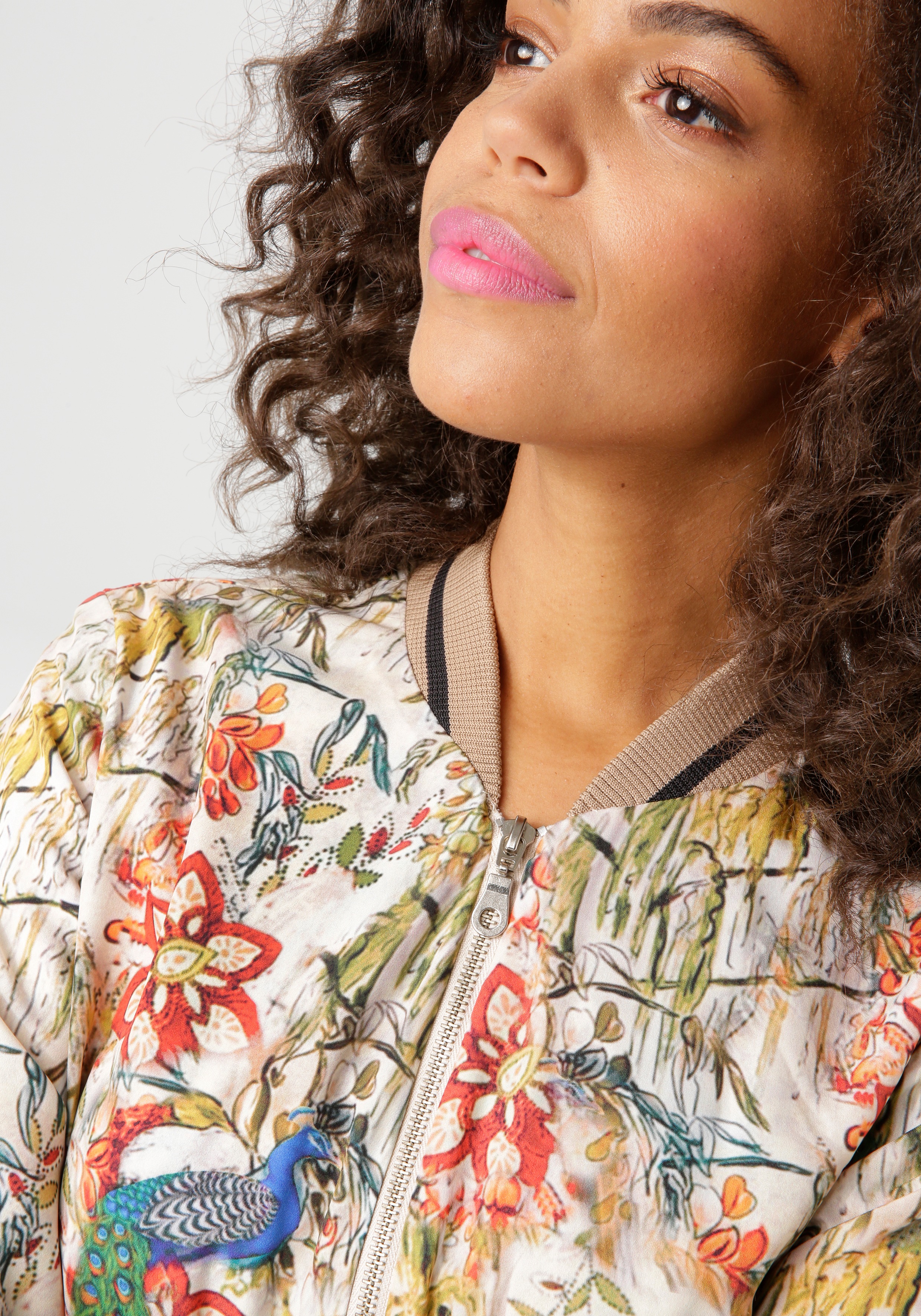 Thumbnail - Aniston CASUAL Blouson, mit farbenfrohen Pfauen und Blumen bedruckt