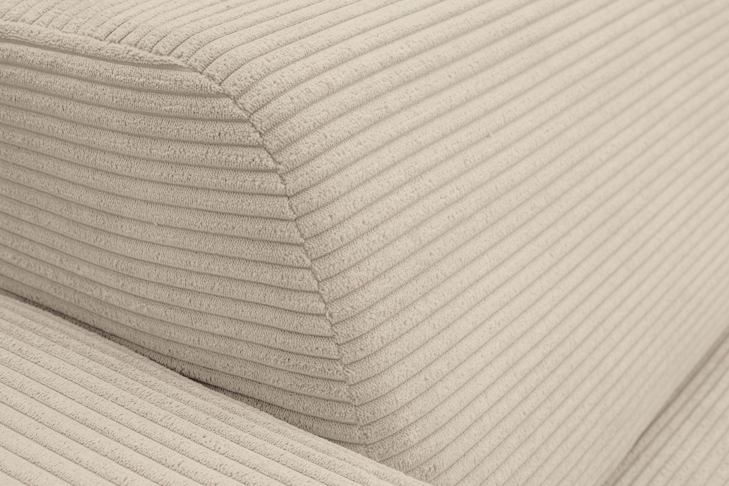 WERK2 Ecksofa »Zeus-M, tolles Sofa mit schönen Details, L-Form«, Curvy Trend Garnitur, urbane Optik, komfortable Wellenunterfederung