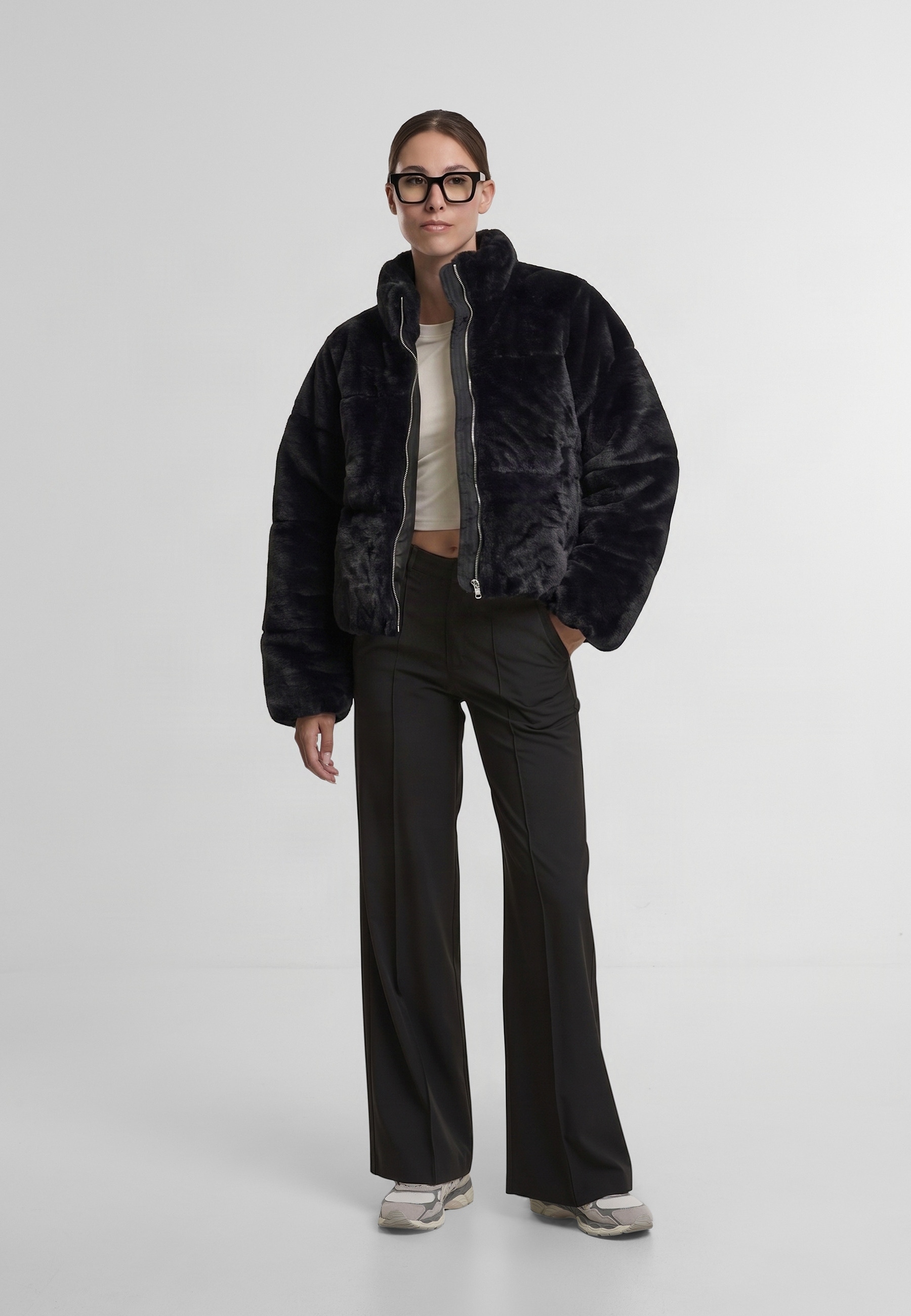 URBAN CLASSICS Winterjacke »Urban Classics Ladies Short Faux Fur Puffer Jacket« 1 Stk. tlg. ohne Kapuze