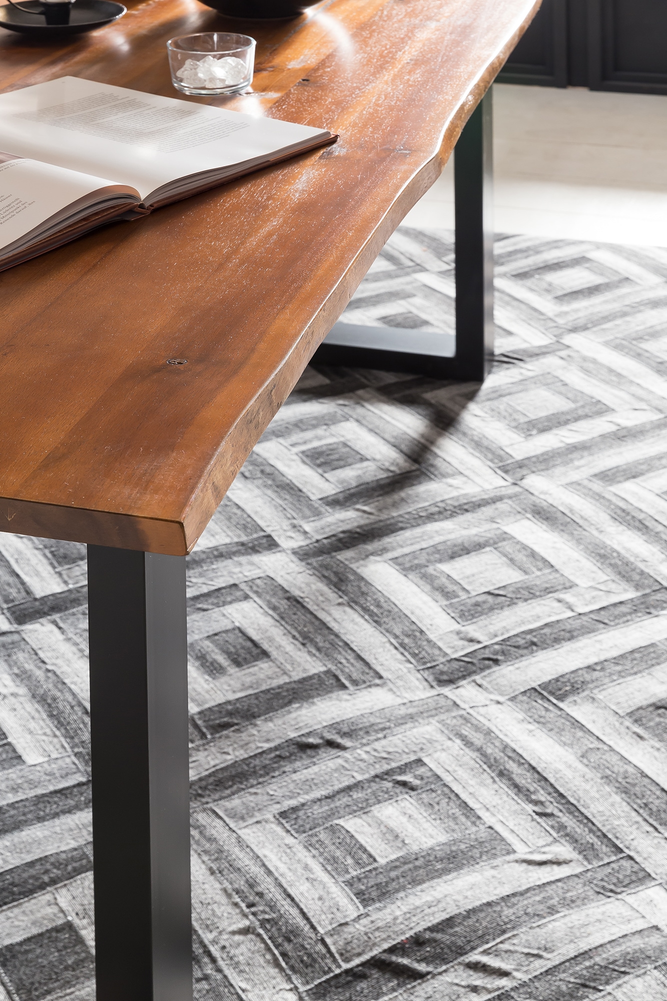 SalesFever Essgruppe »Essgruppe für stilvolles Speisen« Set, 5 Stk. tlg. 5-teiliges Set: Drehstühle und Tisch mit authentischer Baumkante