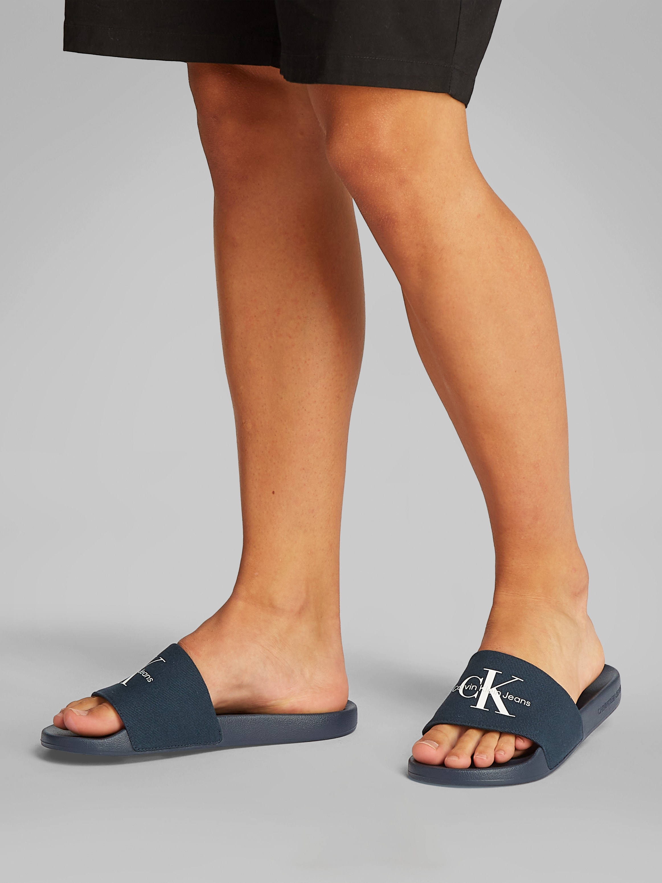 Calvin Klein Jeans Badepantolette »SLIDE MONOGRAM«, Sommerschuh, Schlappen, Poolslides, Strandschuh mit Logoschriftzug