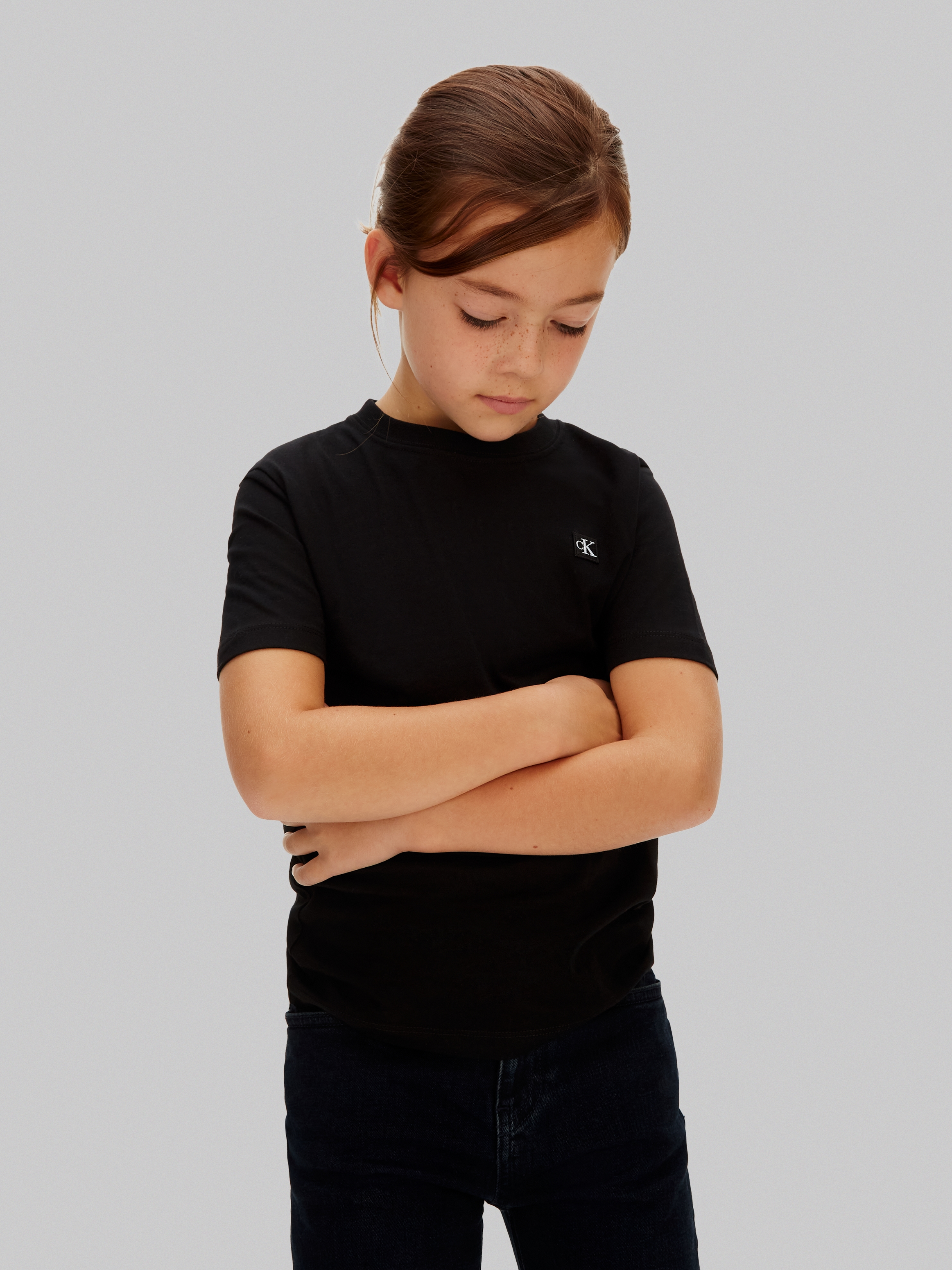 T-Shirt CALVIN KLEIN JEANS "MONO MINI BADGE T-SHIRT", Mädchen, Gr. 12 (152), schwarz, Single Jersey, Obermaterial: 100% Baumwolle, unifarben, regular fit normal, Rundhals, eingesetzt abgesteppte Kante, Shirts T-Shirt, Regular fit für Kinder