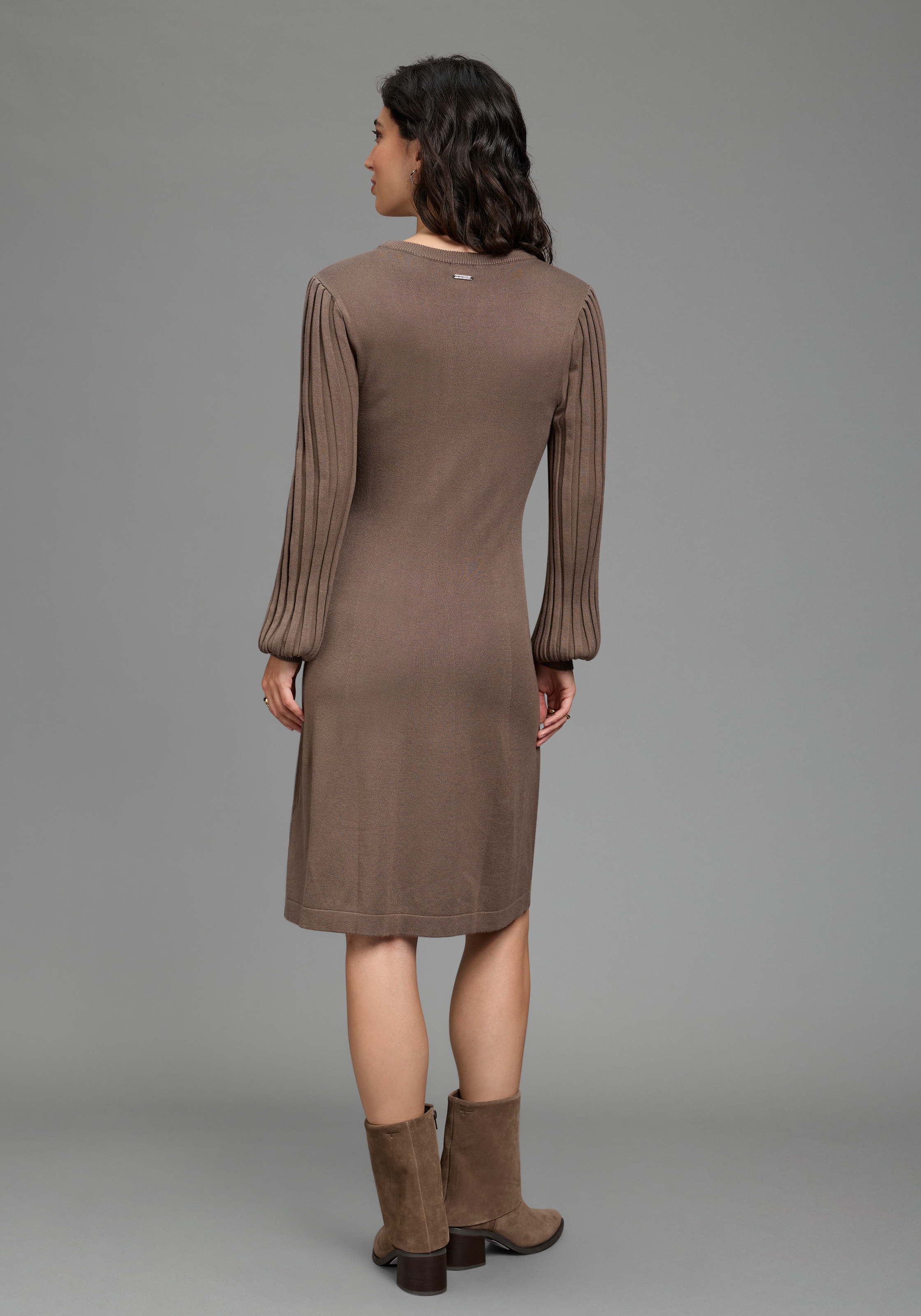 Laura Scott Strickkleid »in Mini-Länge, figurumspielende Passform« mit modernen Plisseeärmeln