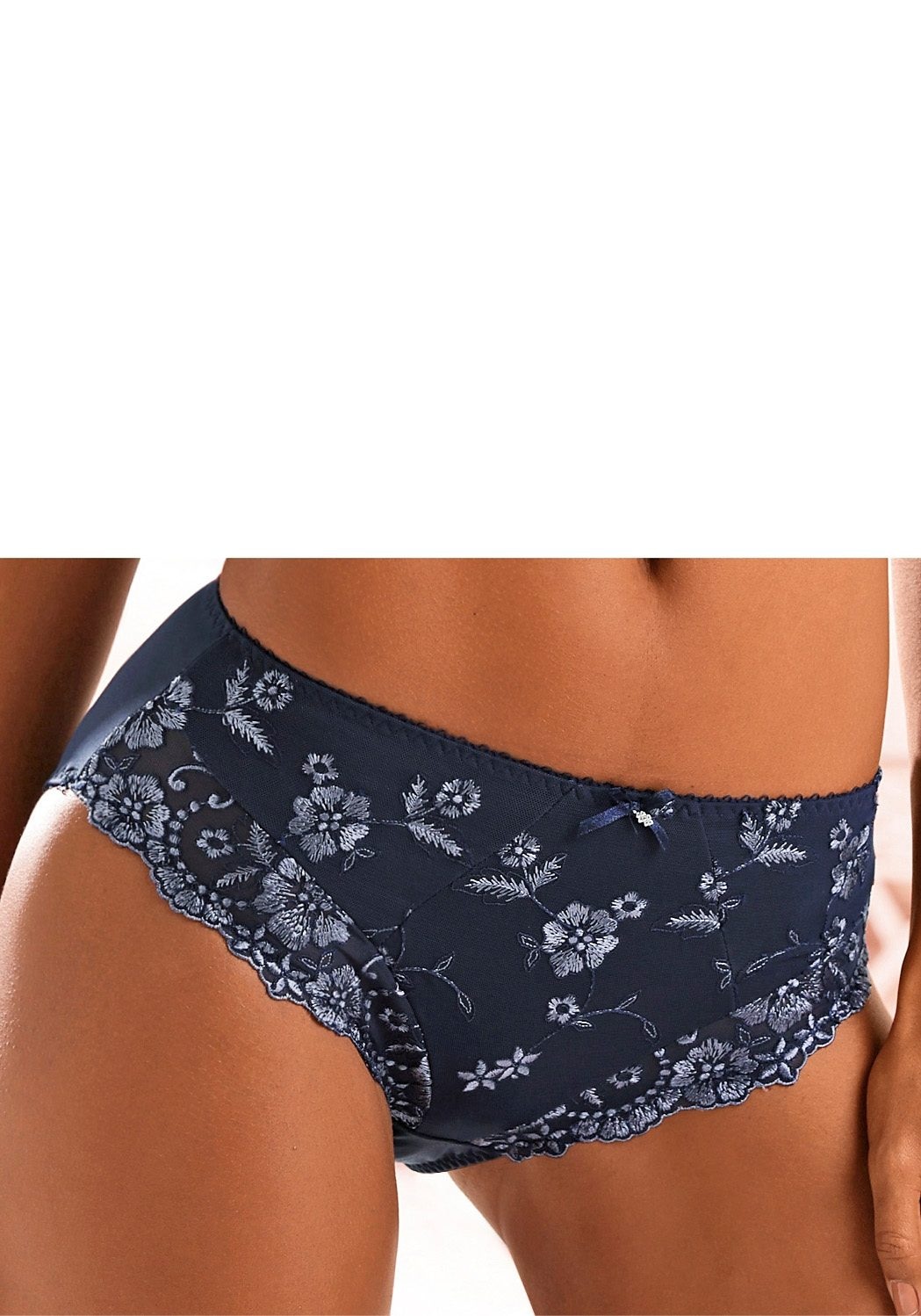 LASCANA "Wanda" in abdeckender Schnittform und Stickerei Spitze günstig online kaufen