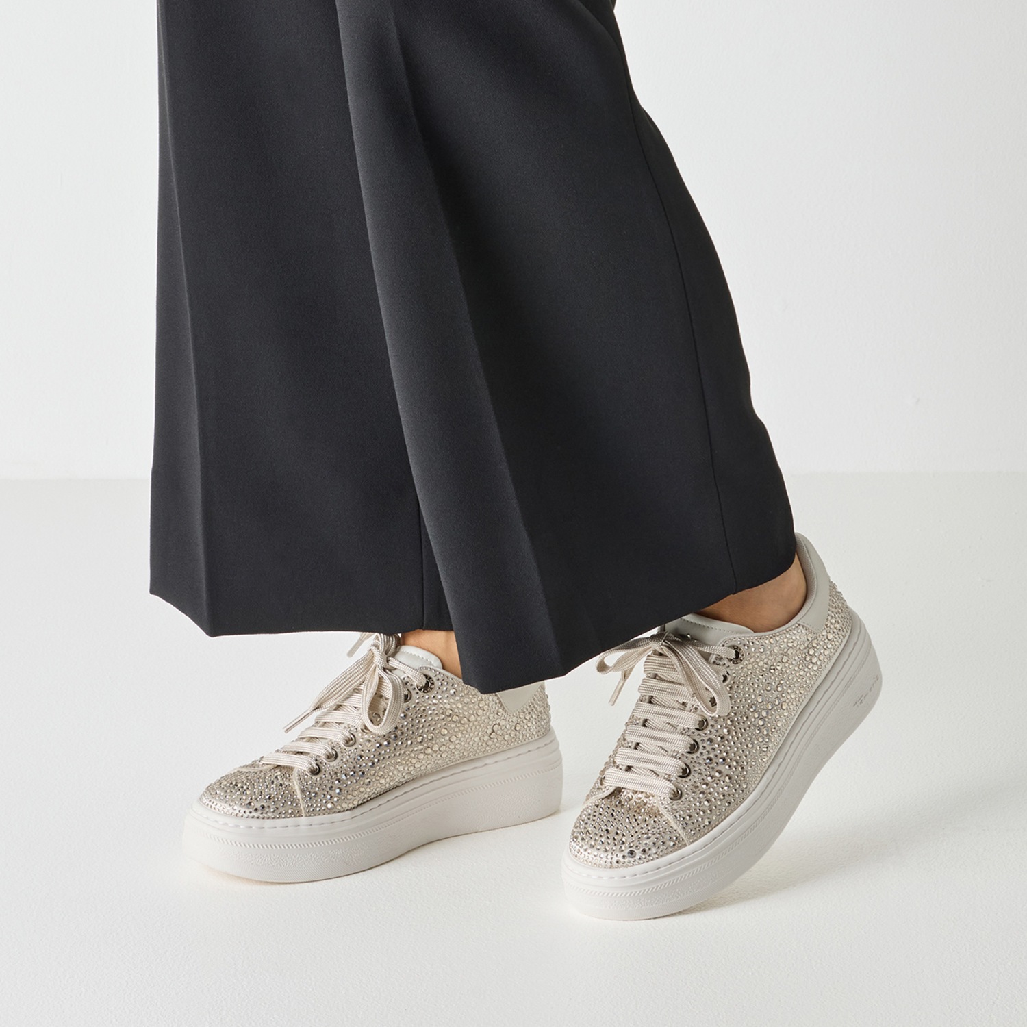 Tamaris Plateausneaker  , Freizeitschuh, Halbschuh, Schnürschuh mit Strasssteinchen