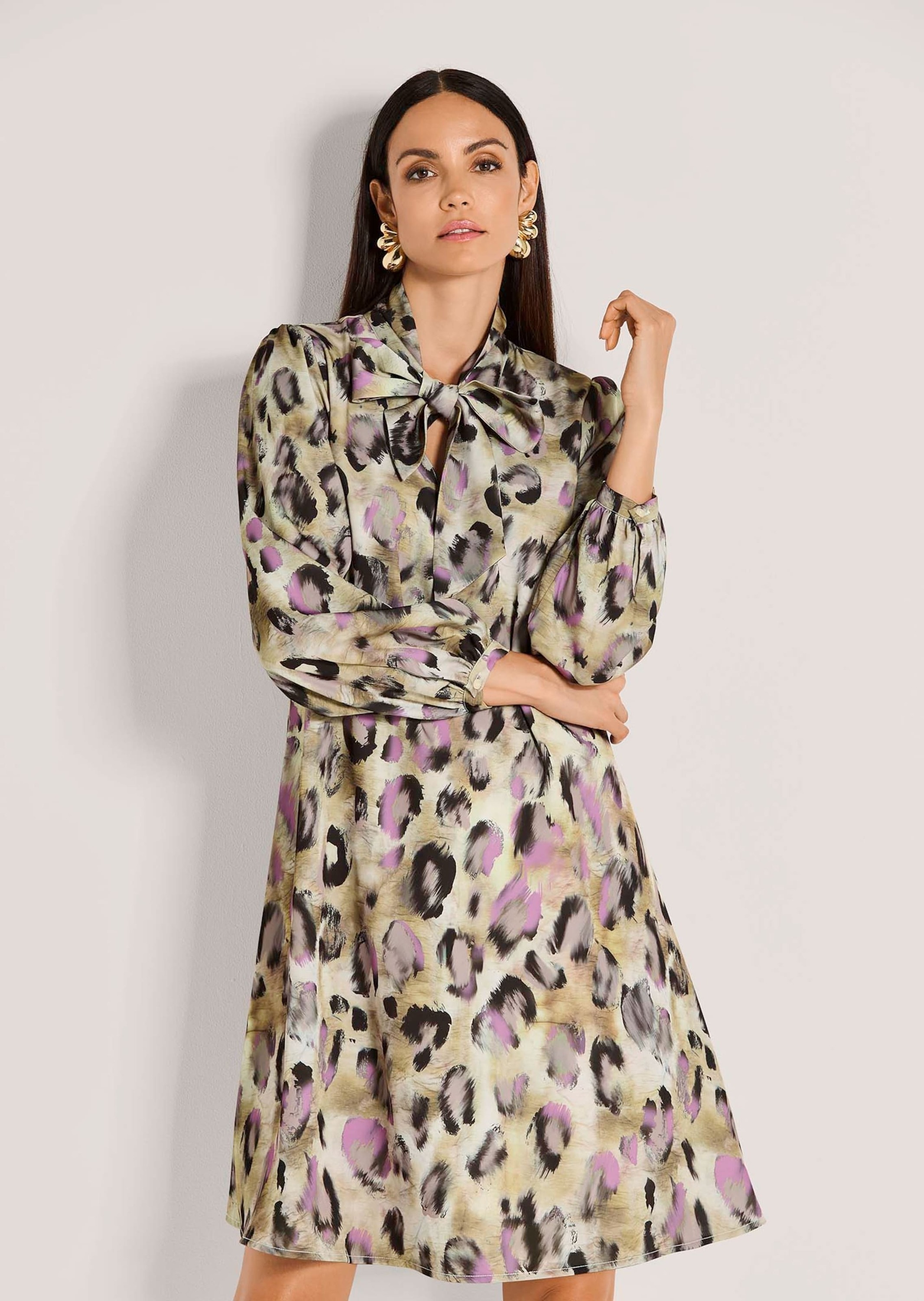 Thumbnail - MADELEINE Sommerkleid "Kleid Fließendes Design mit Animal-Print"