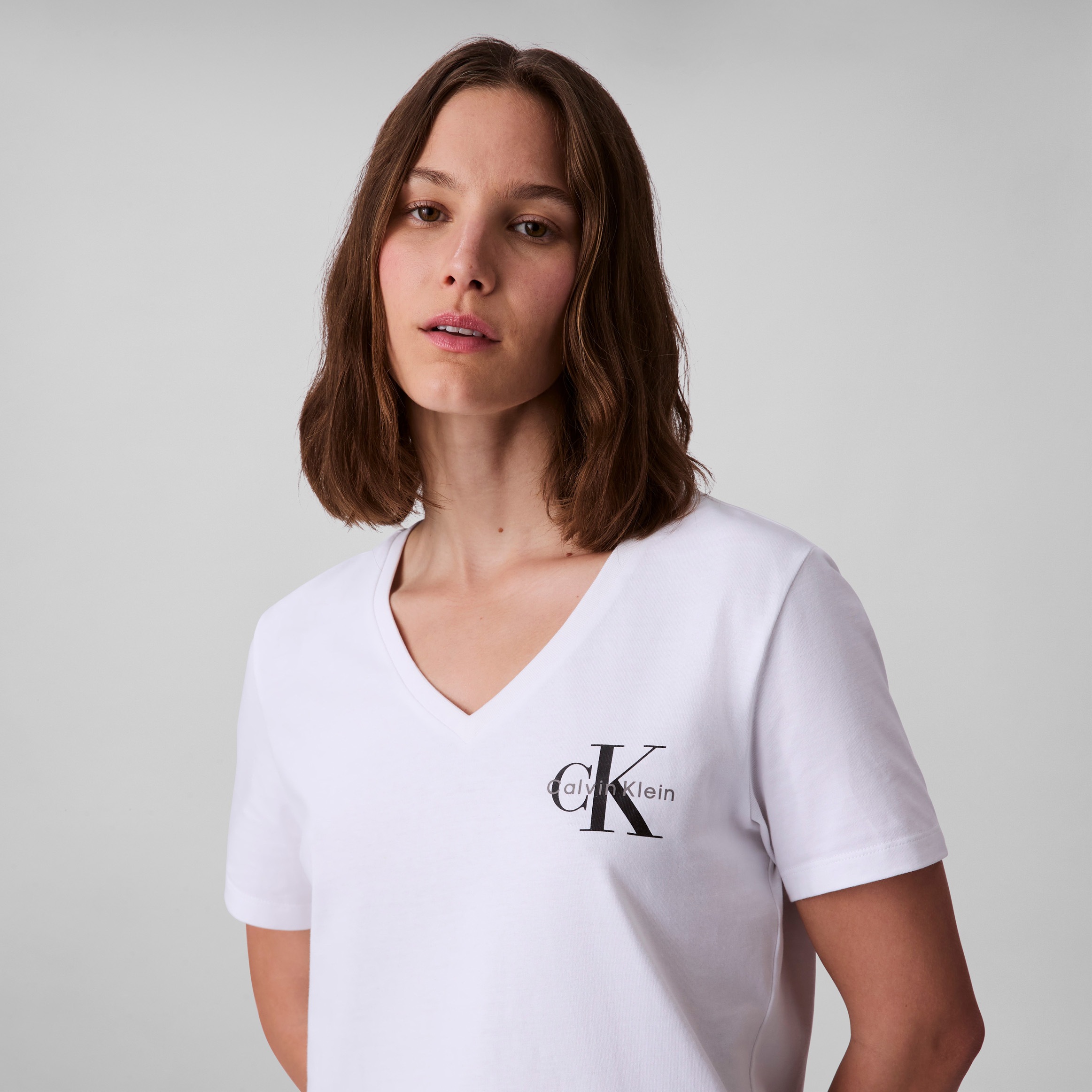 Calvin Klein Jeans Kurzarmshirt »A- Logo VN 2 pack Tee«, (Packung, 2er-Pack), Mit V-Ausschnitt