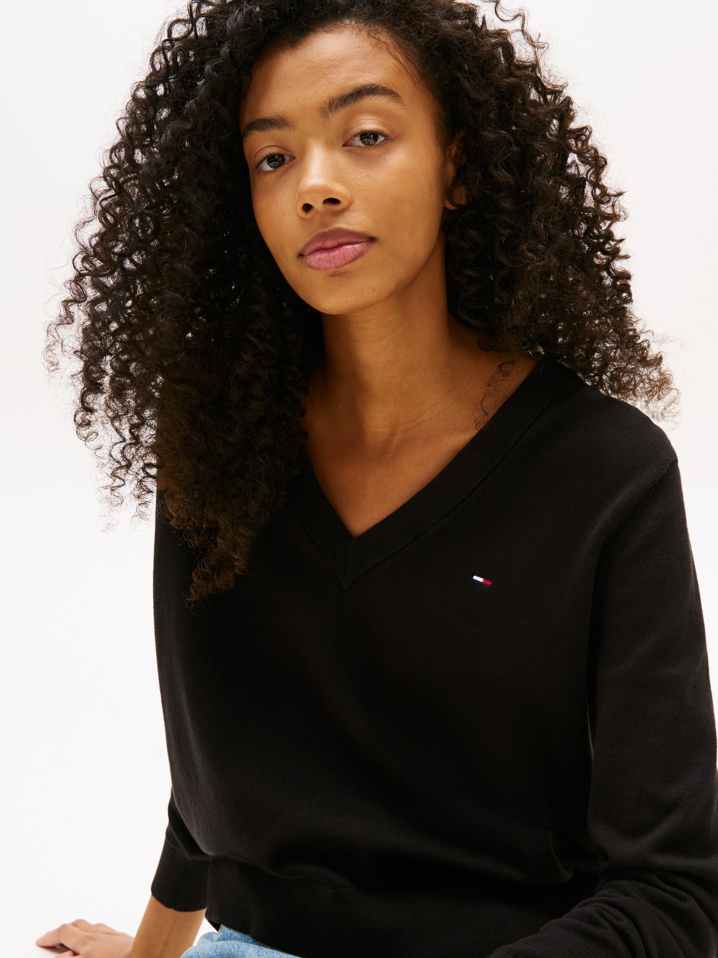 Tommy Jeans V-Ausschnitt-Pullover »TJW ESSENTIAL VNECK SWEATER EXT«, mit Logostickerei