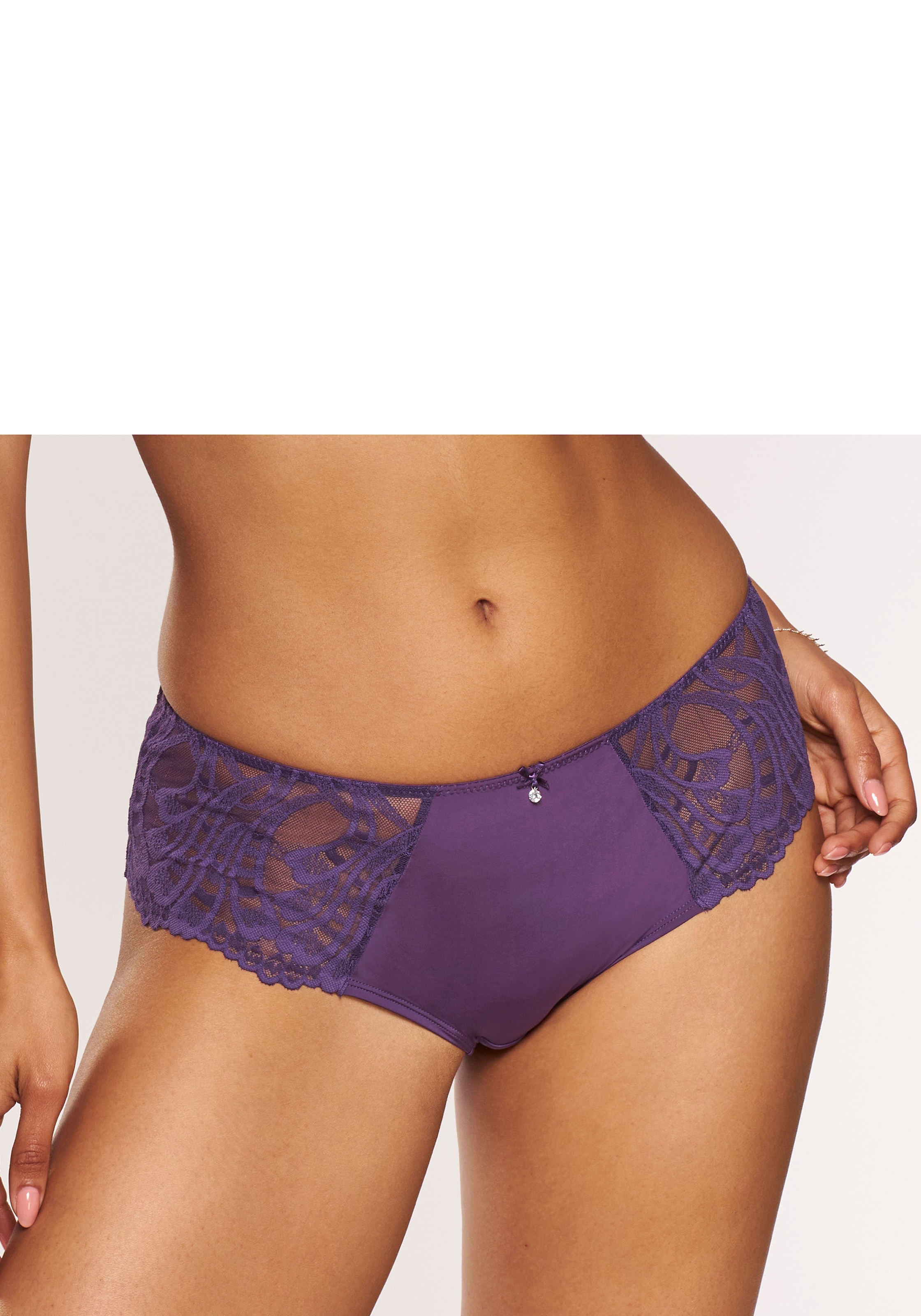 LASCANA Panty "Flora" mit feiner, leicht transparenter Spitze und edlem Accessoire