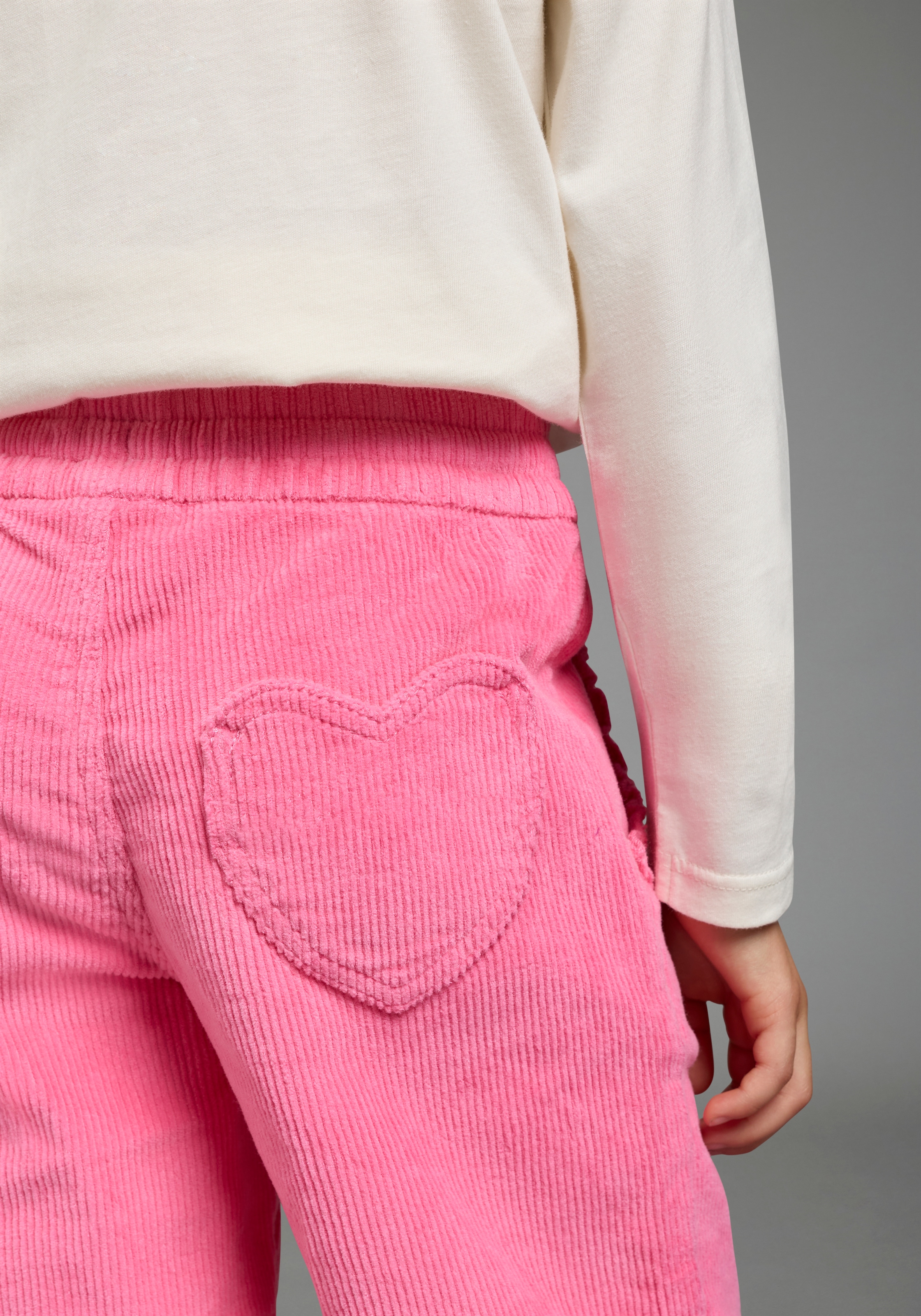 Scout Cordhose »Cordhose mit Herztaschen  - NEU von SCOUT«  Schlupf-Cordhose, weite Beinform, elastischer Cord, mit Badge