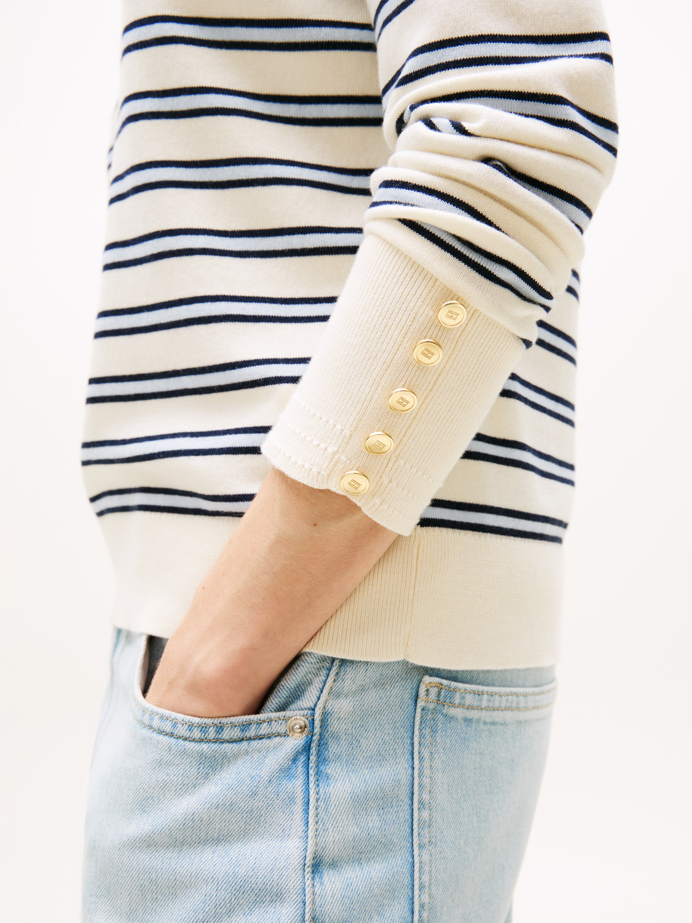 Tommy Hilfiger Strickpullover »STITCH V-NECK« mit Knopfdetail am Ärmel, Regular Fit