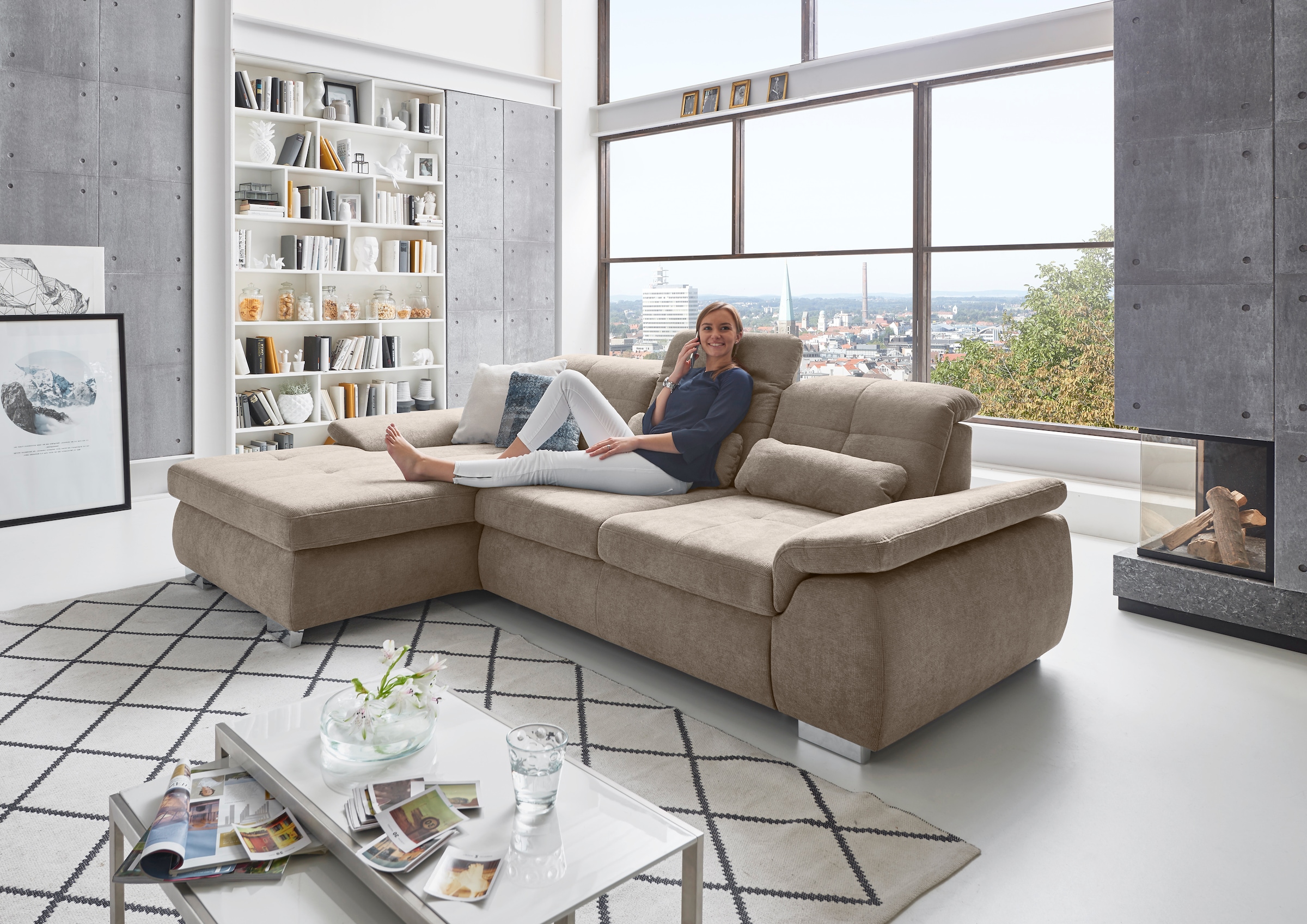 Die PlanBar Ecksofa "MP-IN16037 L-Form, Breite 289 cm, mit Federkern-Polsterung" mit Sitztiefenverstellung & Zierkissen