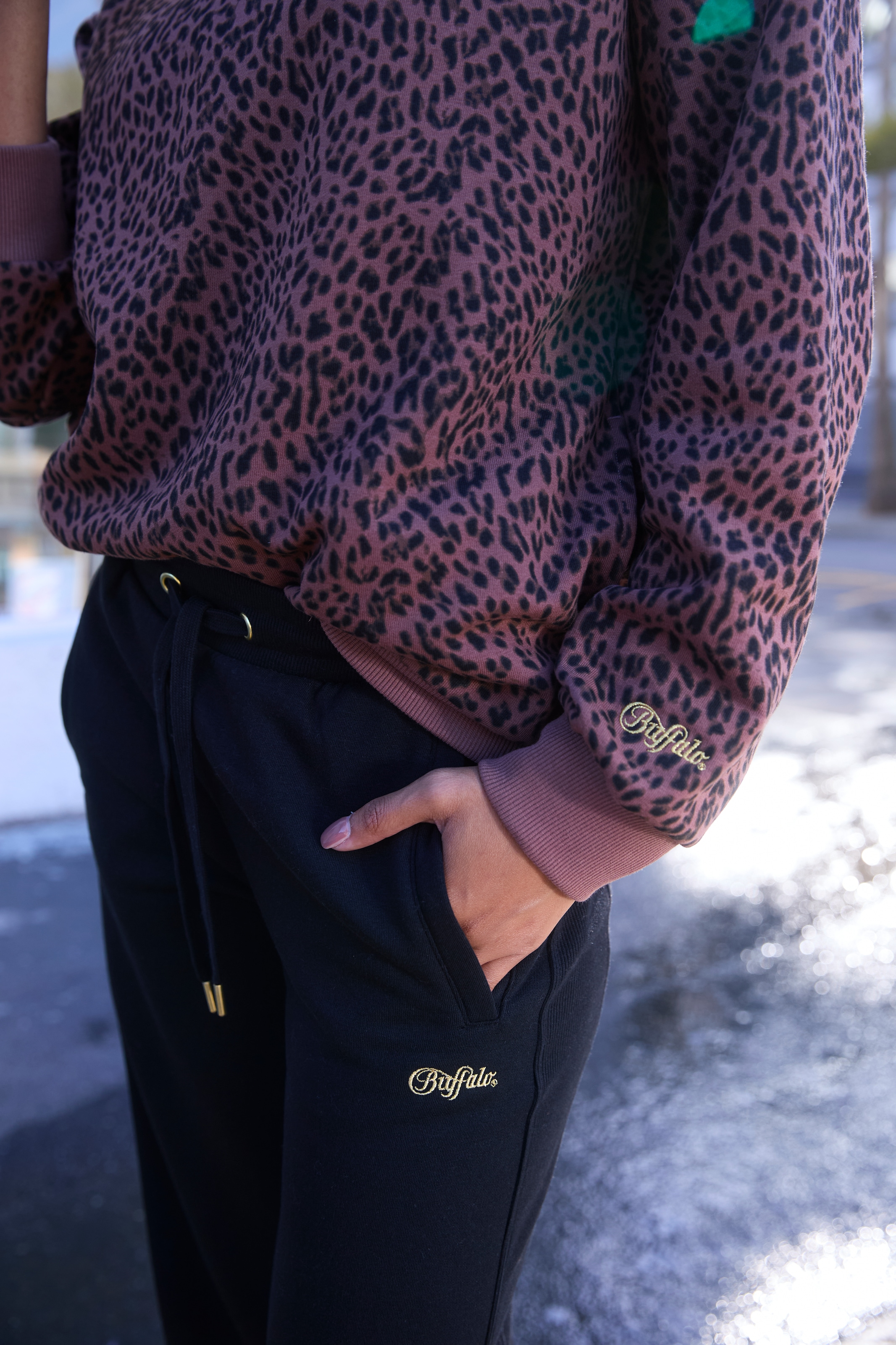 Buffalo Sweathose, mit aufwendiger Logostickerei