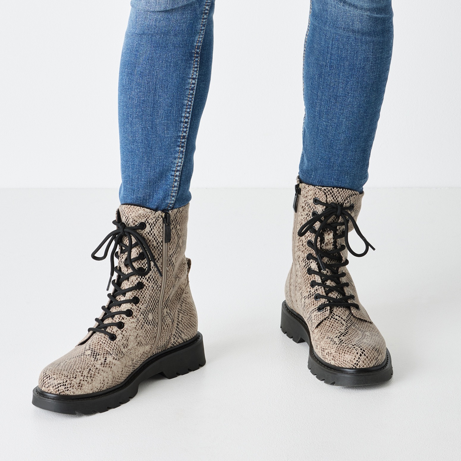 Tamaris Schnürstiefelette, Blockabsatz, Schnürboots mit trendiger Prägung günstig online kaufen