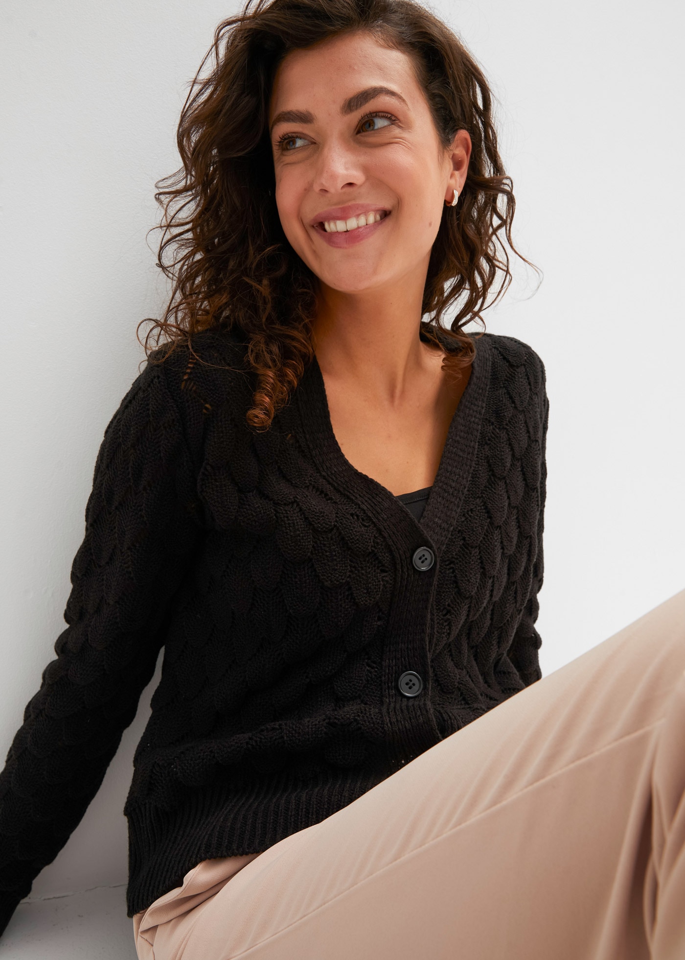 bonprix Ajourstrickjacke »Ajour-Strickjacke« lockere Passform, luftiges Strickmuster, unifarben, mit Knopfleiste