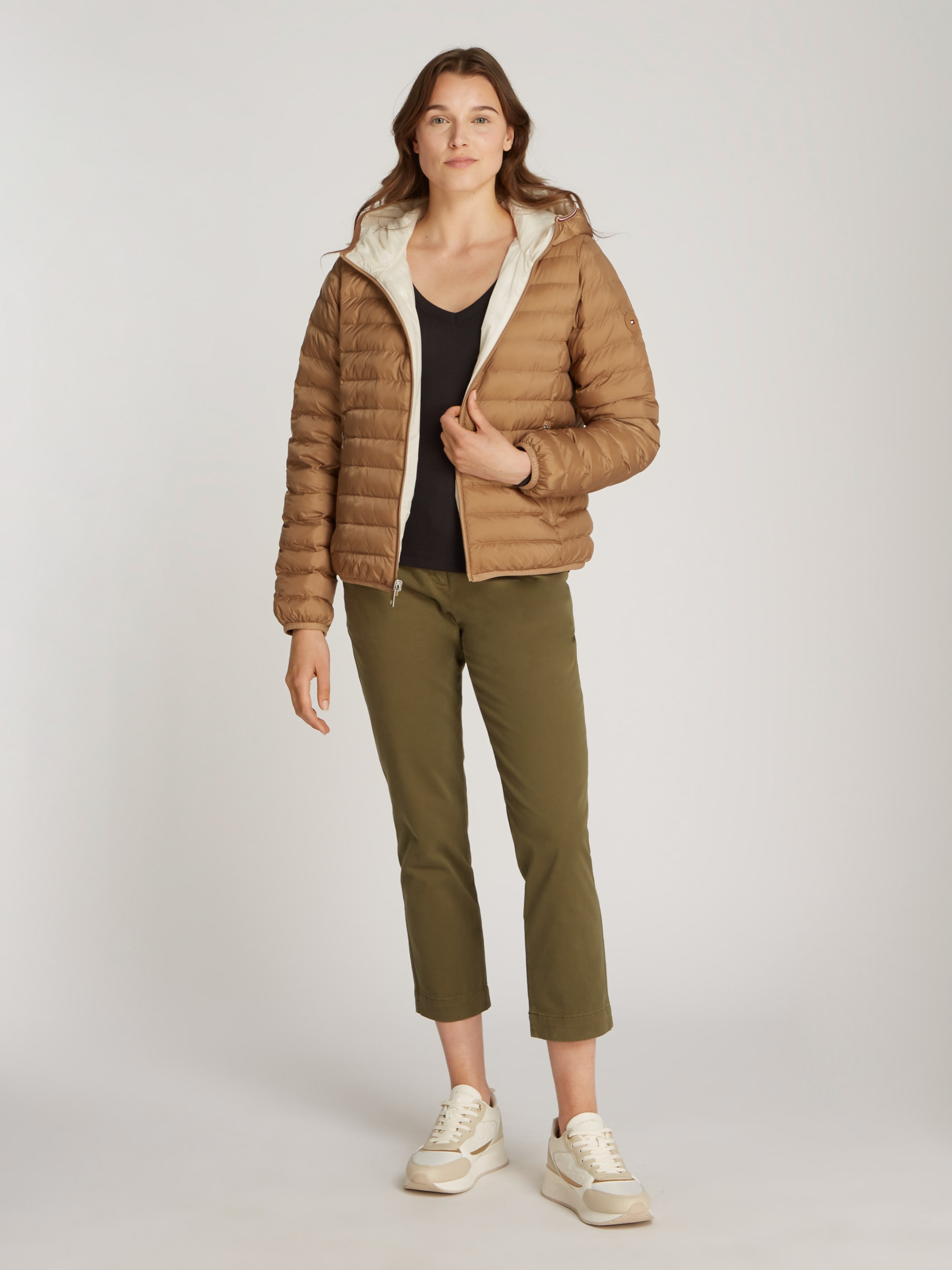 Tommy Hilfiger Steppjacke »REVERSIBLE LW PADDED JACKET«, mit Kapuze, mit reversible Tragemöglichkeit, leichte Wattierung, Logo-Patch