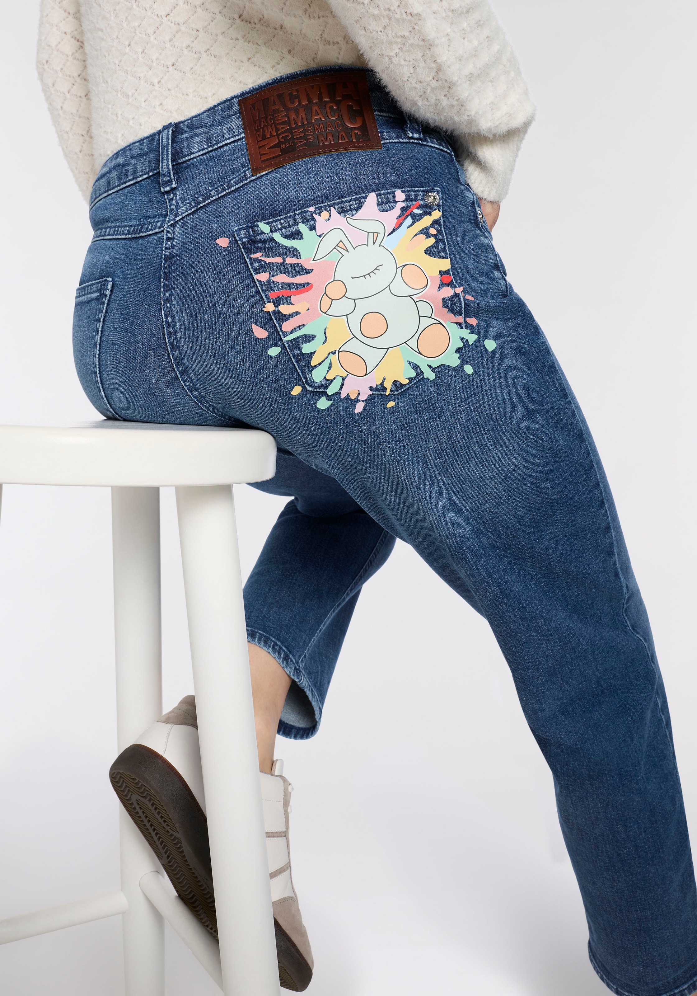 Thumbnail - MAC 5-Pocket-Jeans "STRAIGHT rabbit" Plakativer Druck auf der Gesäßtasche