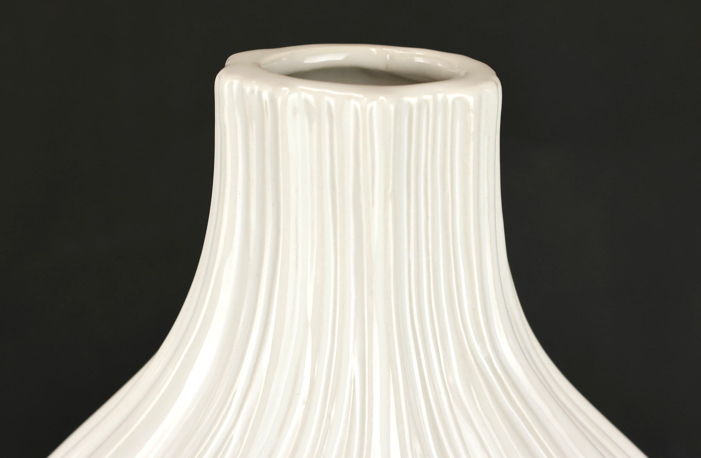 I.GE.A. Dekovase »Blumenvase aus Keramik, geriffelt, bauchig, glänzend, Keramikvase«, (1 St.), Deko-Vase für Blumen, Pampasgras, Trocken- oder Kunstblumen u. Zweige