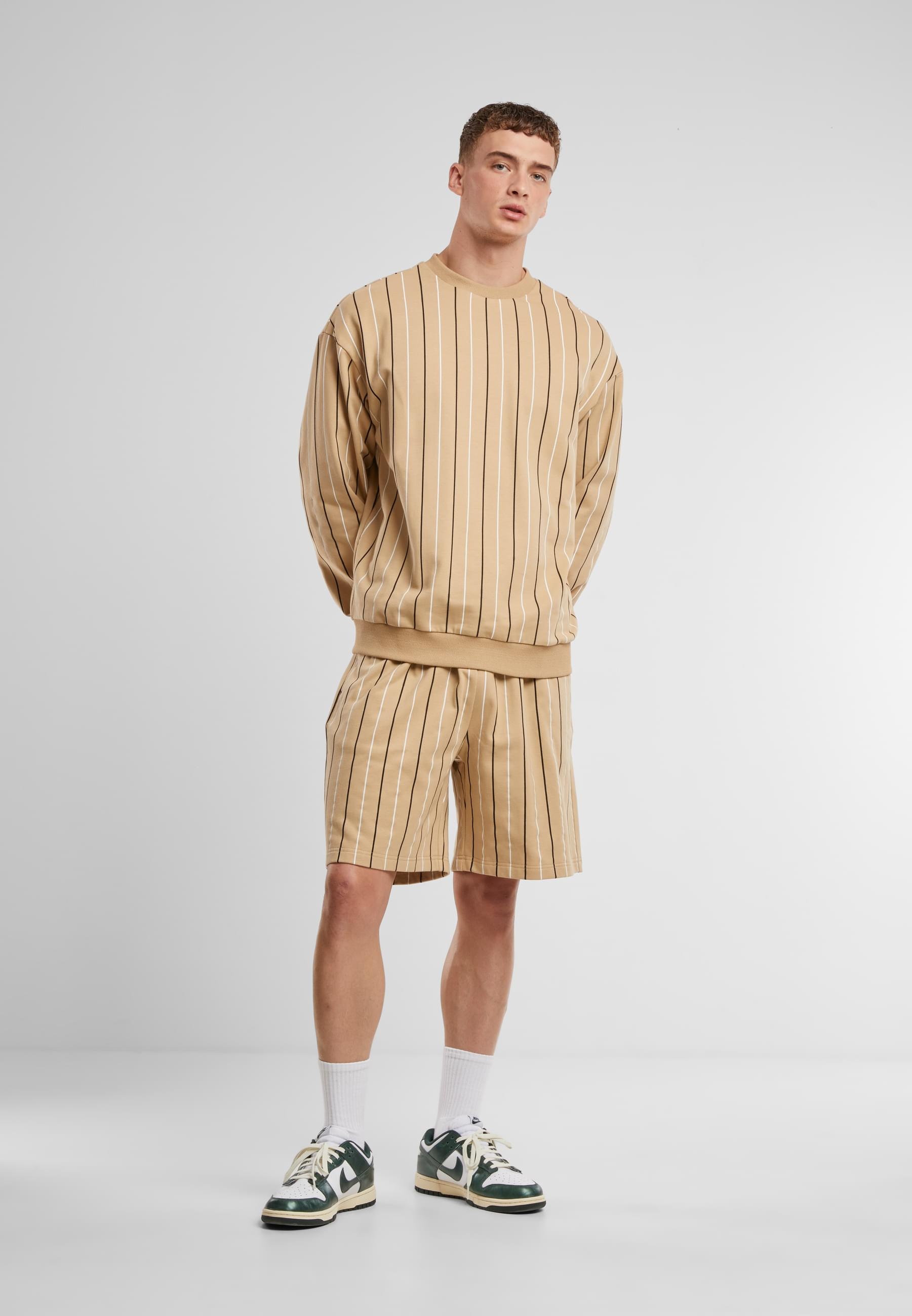 URBAN CLASSICS Sweatshorts »Urban Classics Printed Pinstripe Shorts«, (1 tlg.)