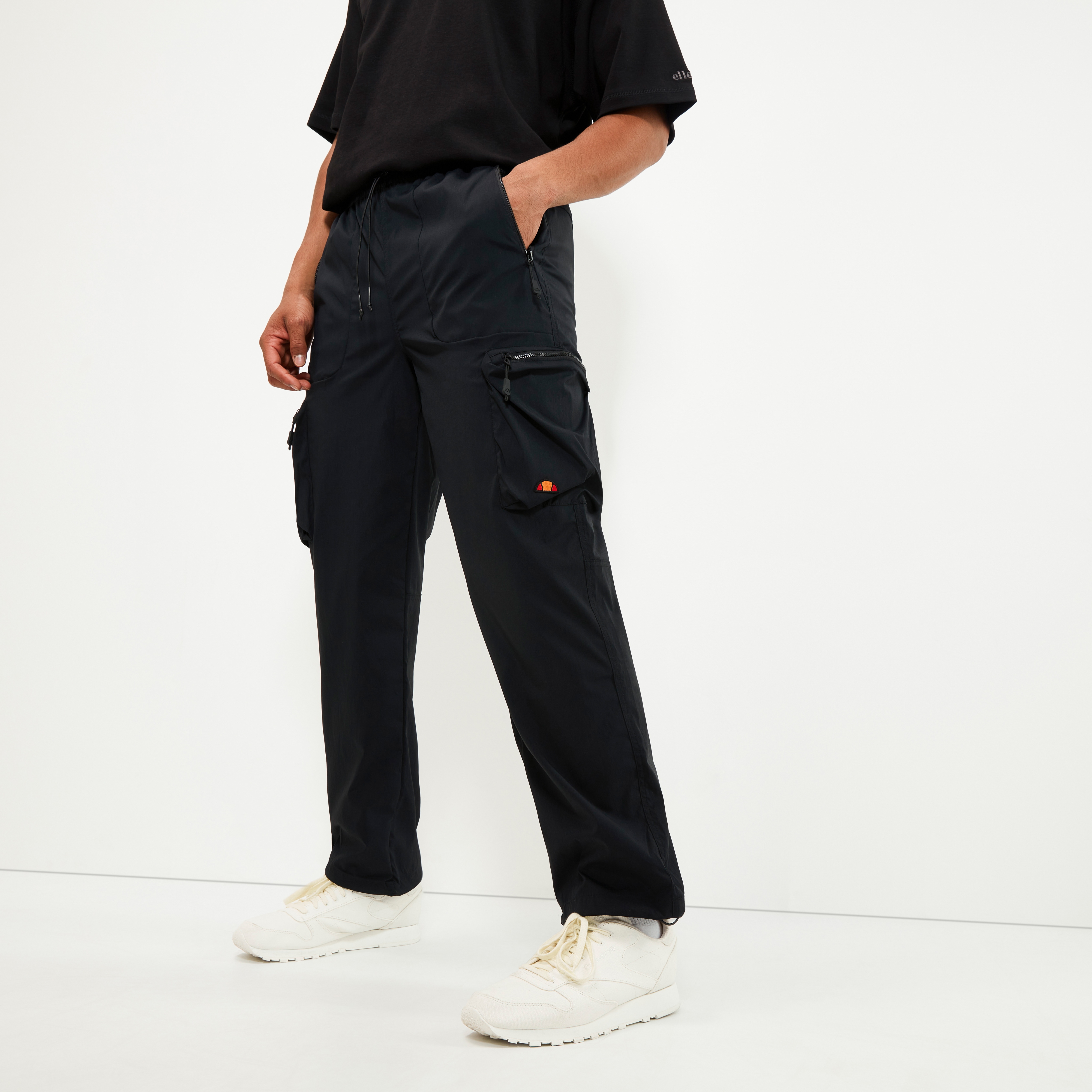 Ellesse 1100000002199 "SQUADRON CARGO PANT" mit Cargotaschen, wasserabweisendes Material, weite Beinform