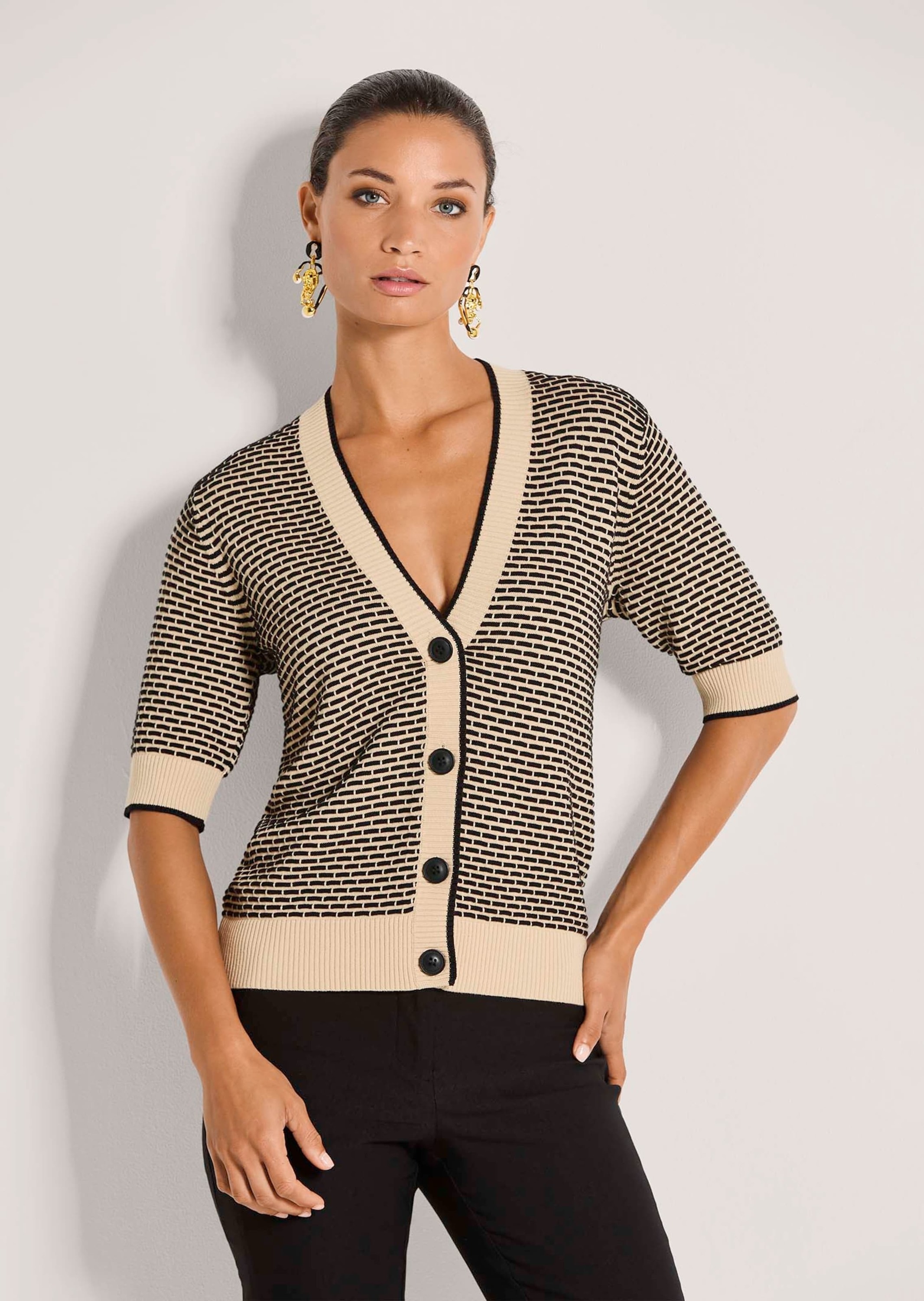 Thumbnail - MADELEINE Strickjacke "Strickjacke Halbarm Cardigan mit V-Ausschnitt, Feinstrick"