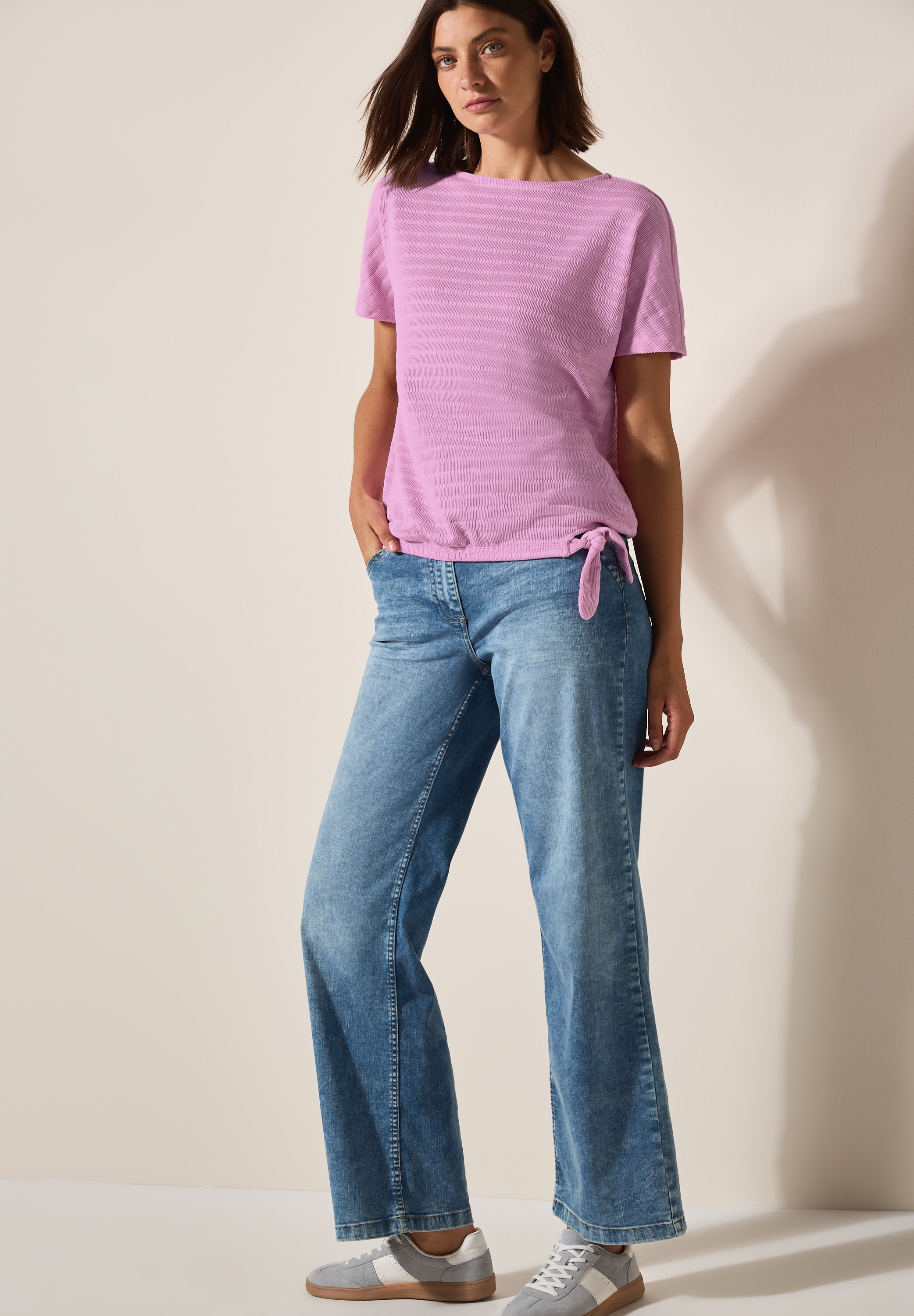 Cecil in Smok-Optik und mit Knoten-Detail