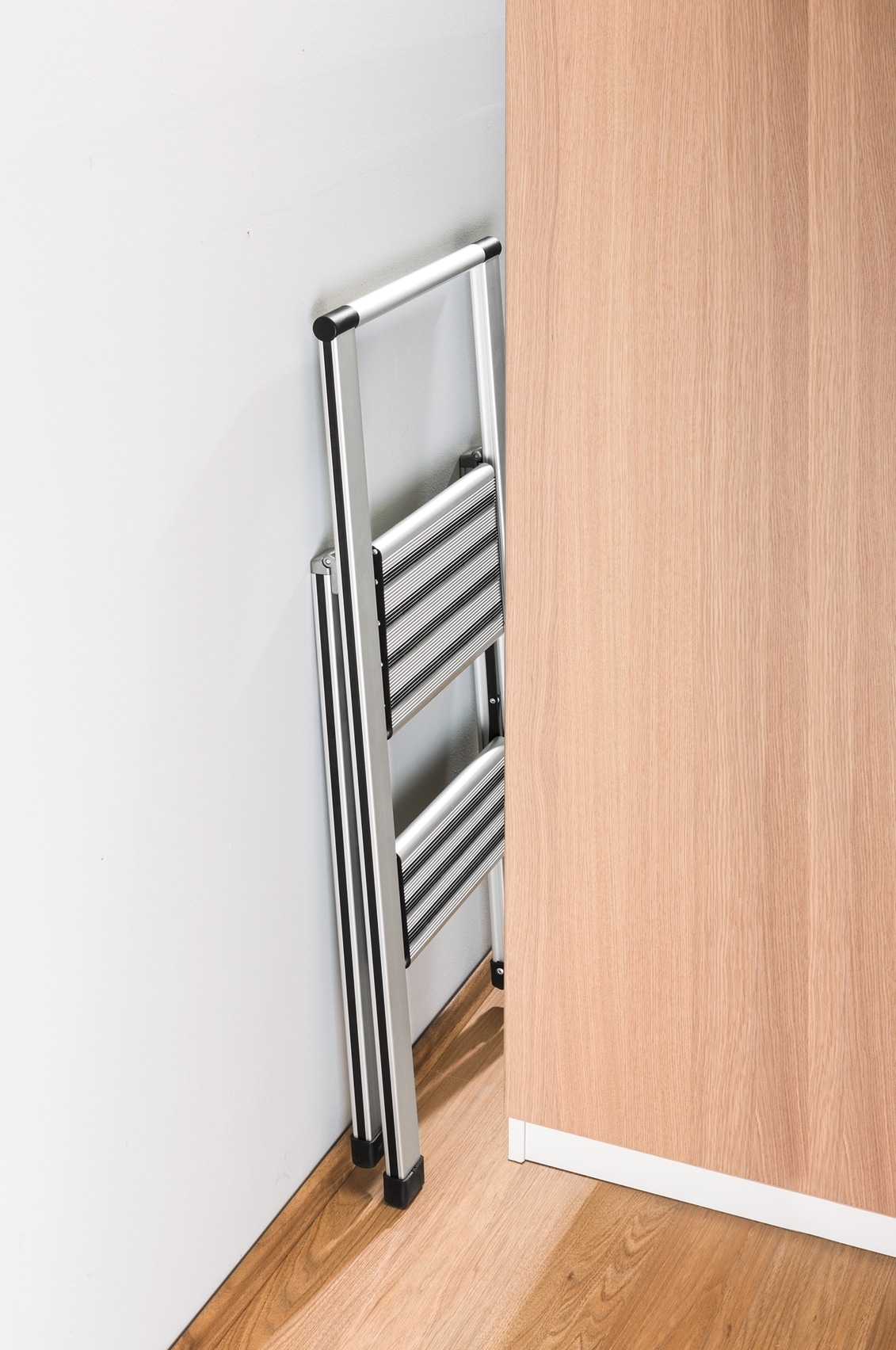 WENKO Trittleiter »Modell Alu-Design«, Klapptritt Leiter, rutschsichere XXL-Stufen, klappbar, bis 150 kg